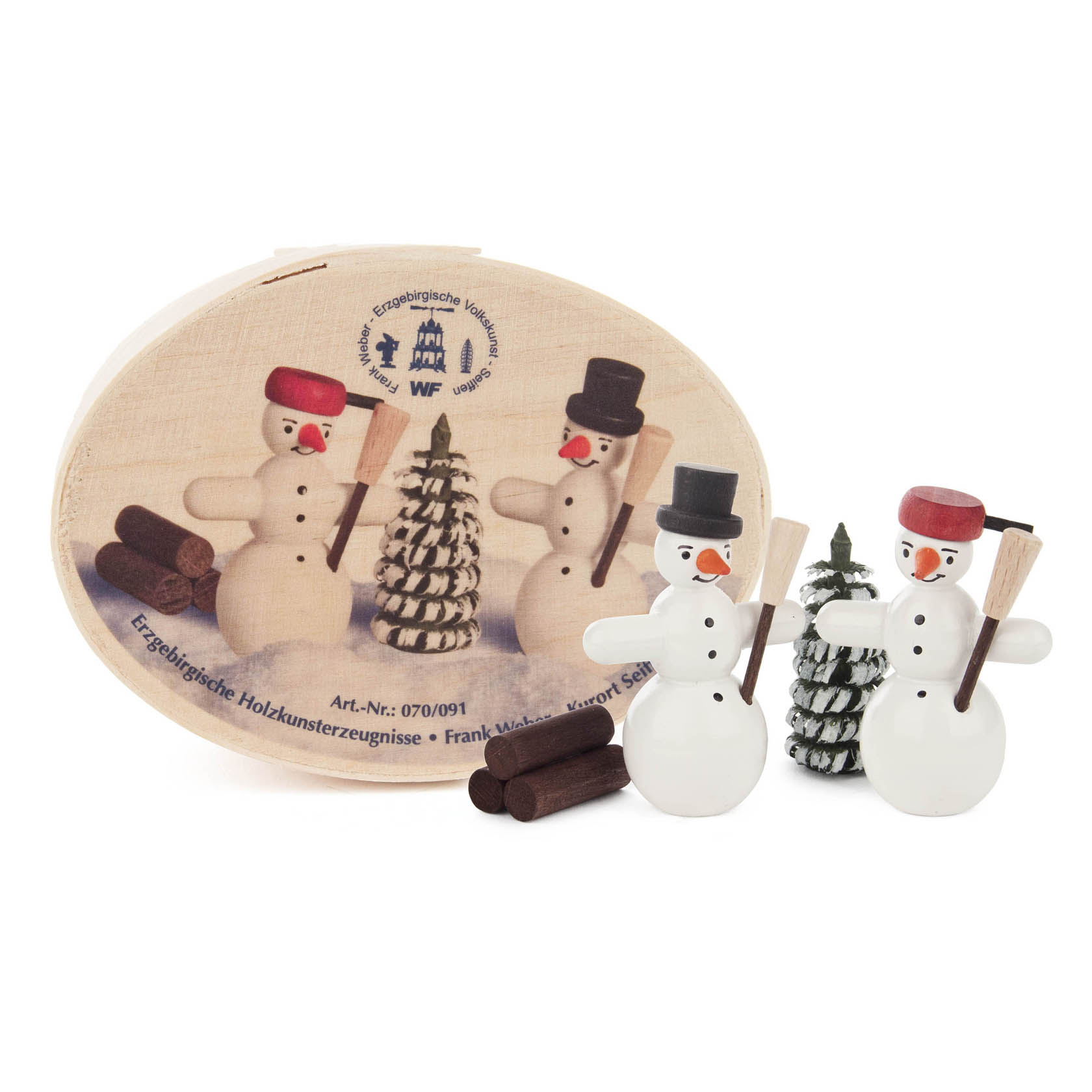 Zwei Schneemänner mit Mützen und Besen vor einem dekorativen Bäumchen und einem kleinen Holzstoß, präsentiert auf einem ovalen Tablett. im Dregeno Online Shop günstig kaufen