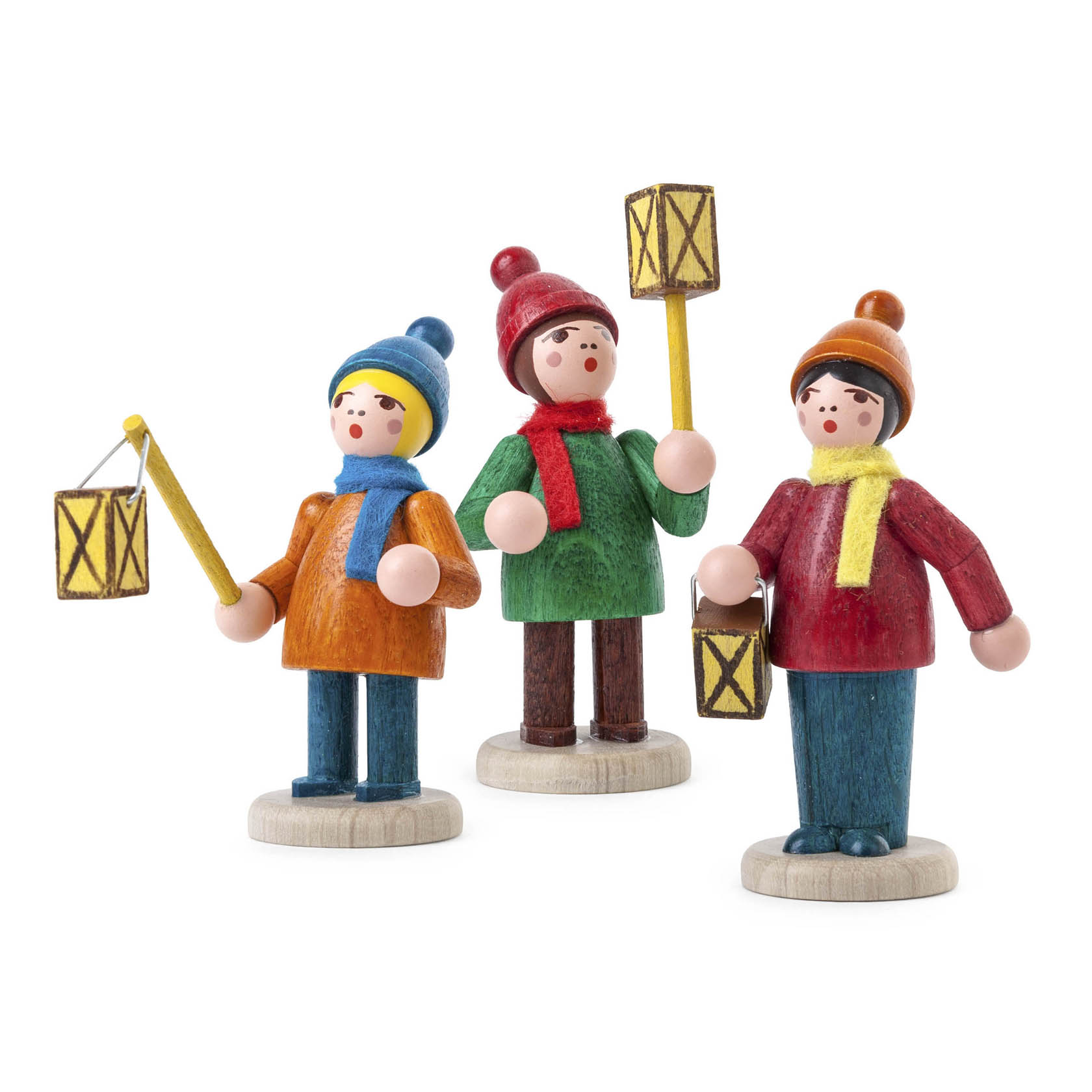 Drei farbig lasierte Holzfiguren von Kindern mit Laternen, in bunten Mützen und Schals. Eine Figur hält eine Laterne auf einem Holzstab, die anderen zwei tragen Laternen in der Hand. im Dregeno Online Shop günstig kaufen