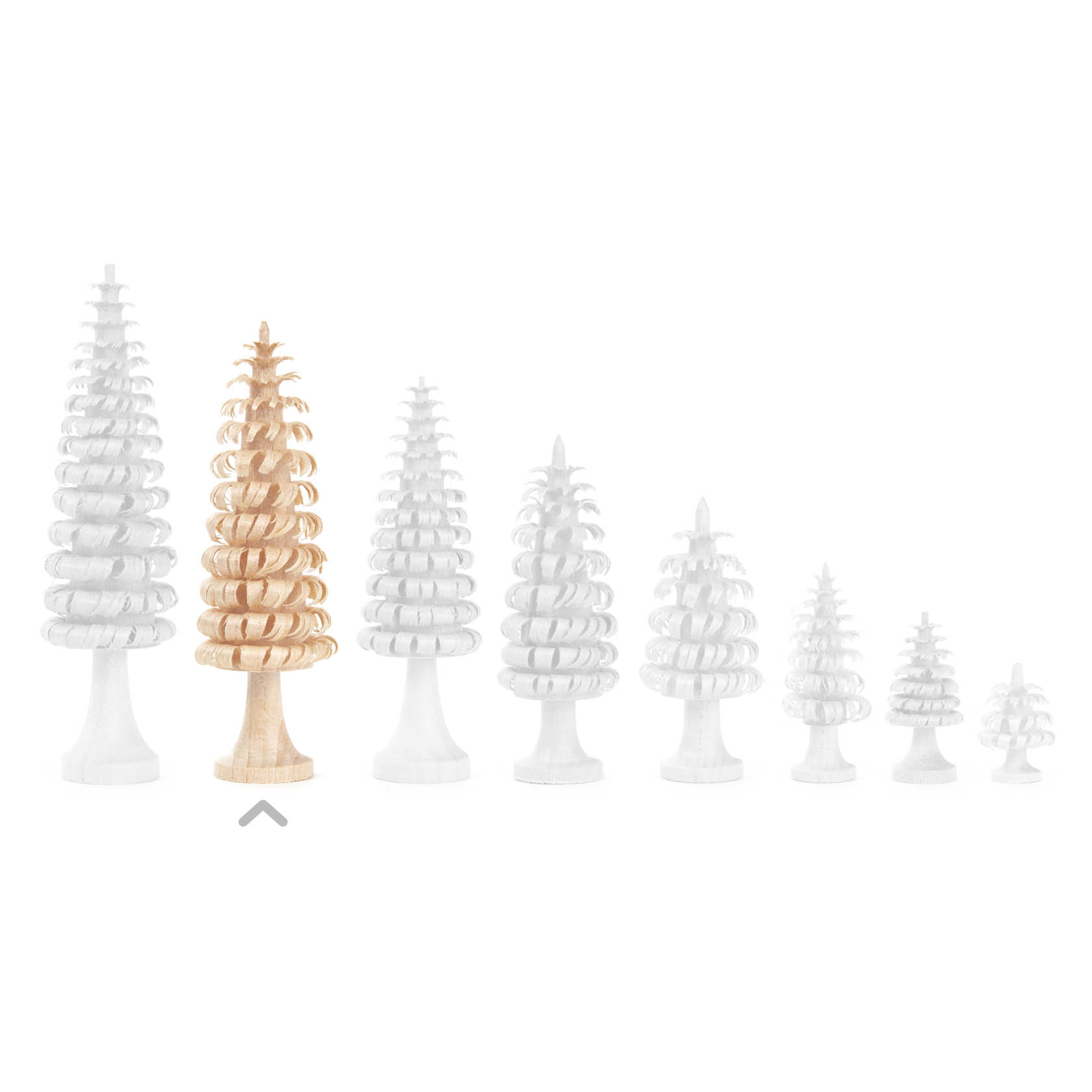 Eine Reihe von Ringelbäumen, vorwiegend weiß. Der dritte Baum von links ist naturfarben und 8 cm groß.