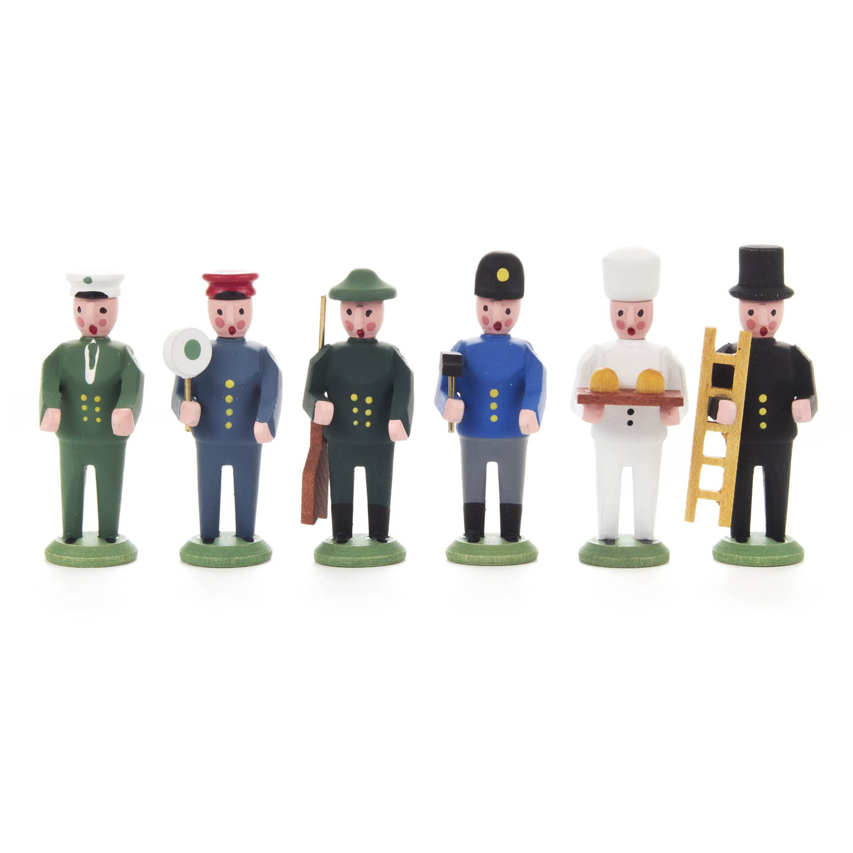 Sechs Figuren aus Holz, die verschiedene Berufe darstellen: Matrose, Postbote, Jäger, Polizist, Bäcker und Schornsteinfeger, auf kleinen grünen Basen. im Dregeno Online Shop günstig kaufen