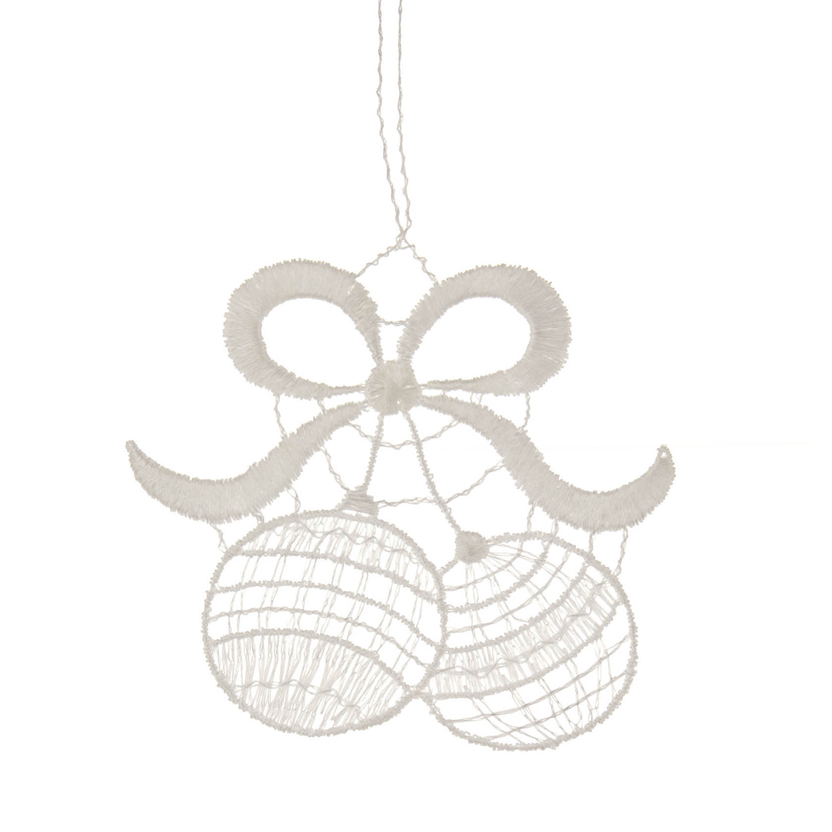 Zwei weiße, durchscheinende Kugeln aus Plauener Spitze, die mit einer Schleife verbunden sind, hängen als dekorativer Behang. im Dregeno Online Shop günstig kaufen