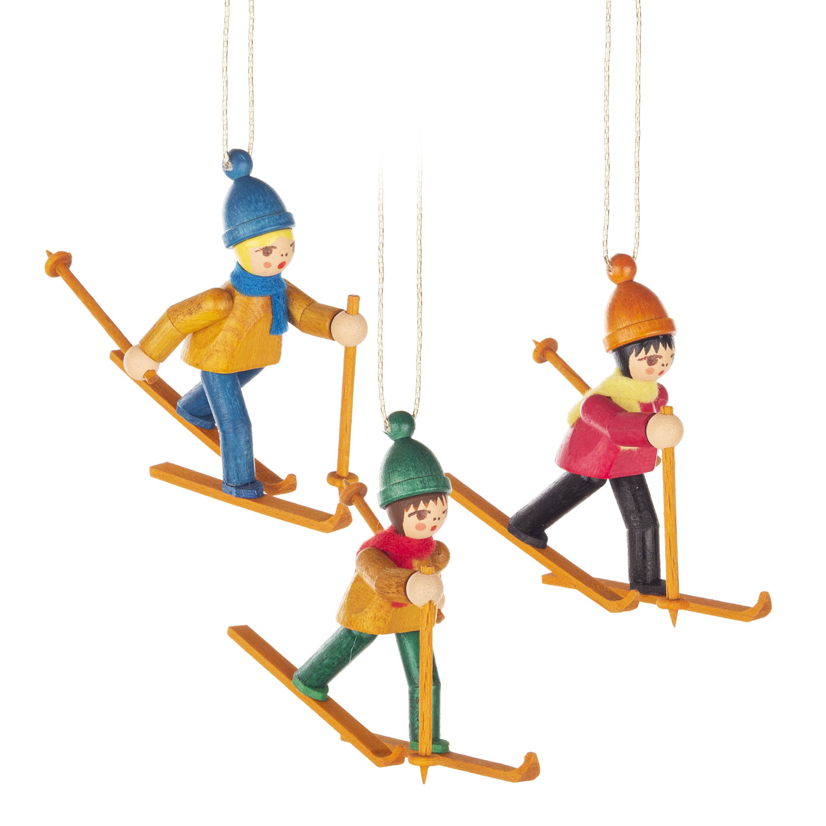 Drei bunte Holzfiguren von Langläufern mit blauen, grünen und roten Outfits hängen an Fäden. Jeder hält Skistöcke und trägt eine passende Mütze. im Dregeno Online Shop günstig kaufen