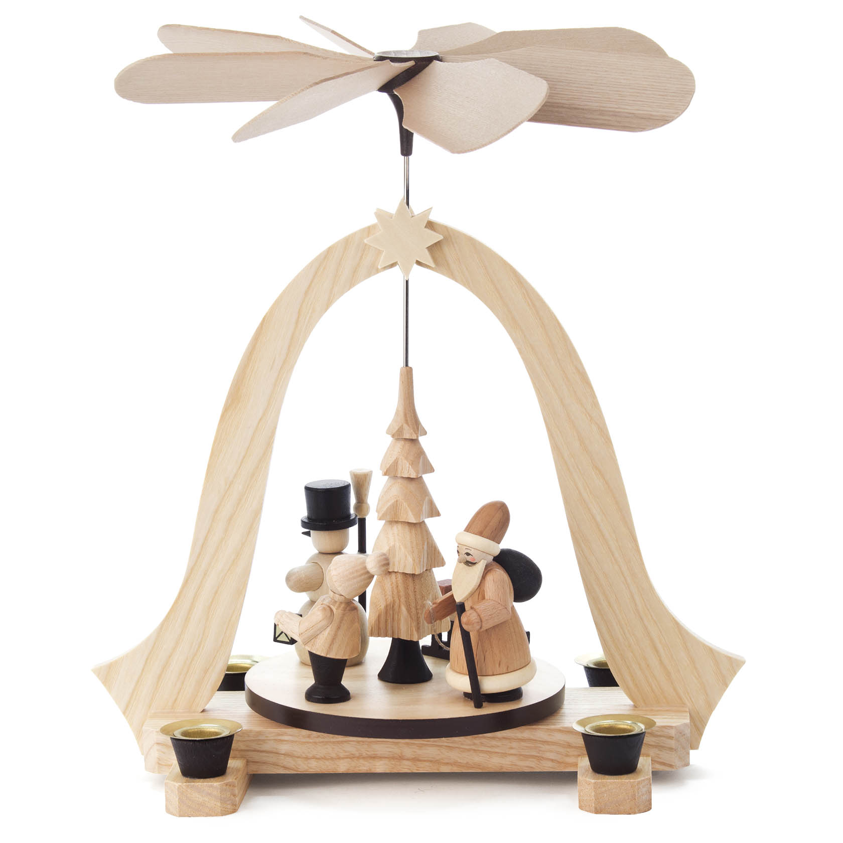 Holzpyramide mit drei Figuren, einem Weihnachtsbaum und Flügelrad, gestaltet für vier Kerzen. im Dregeno Online Shop günstig kaufen
