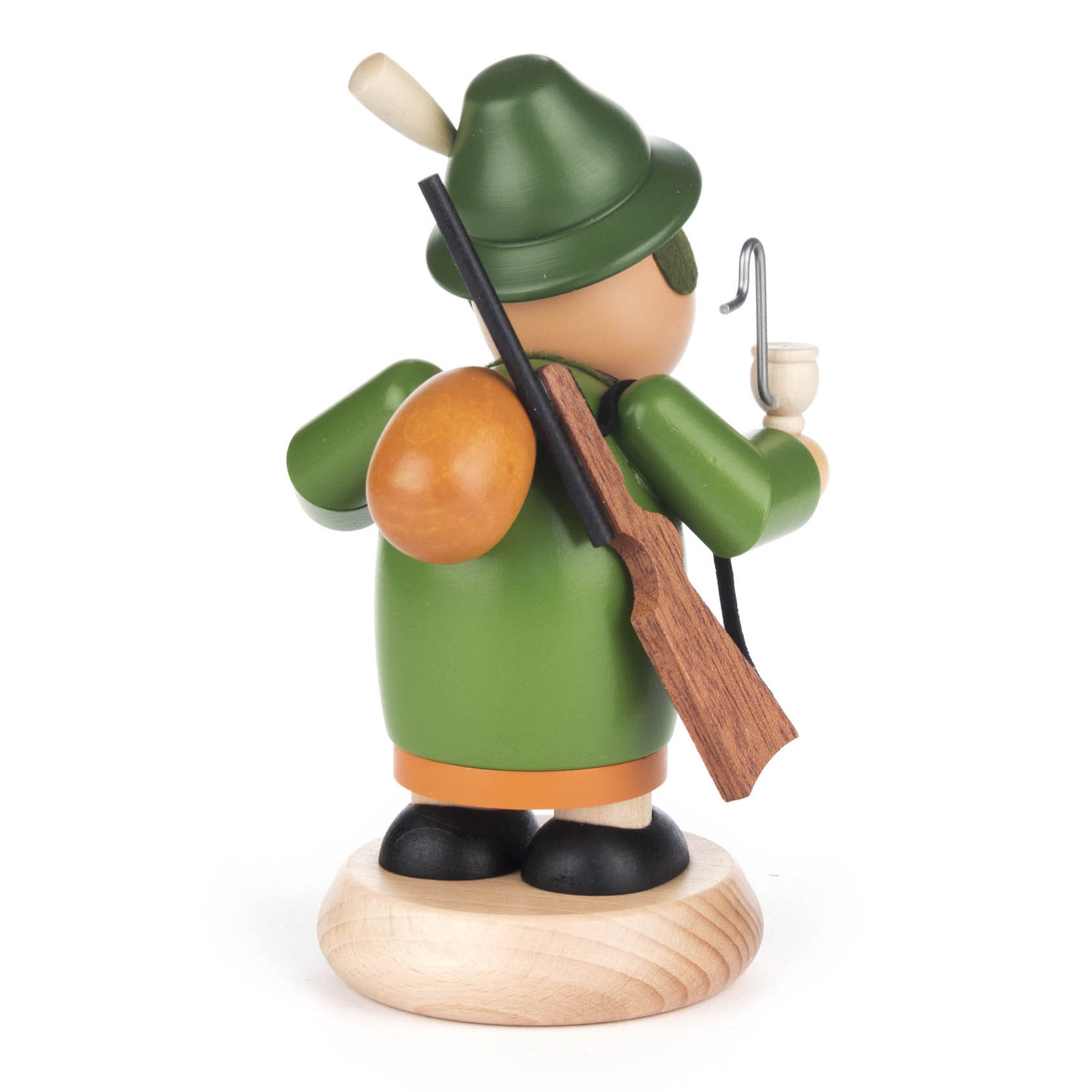 Räuchermann-Figur 'Müllerchen' in Förster-Kleidung mit grünem Hut und Mantel, braunem Gewehr über der Schulter, Tabakspfeife in der Hand, auf Holzsockel.