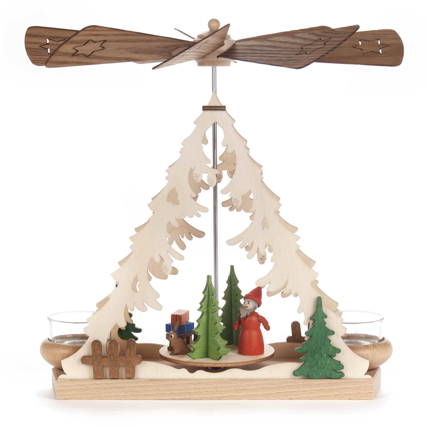 Holzpyramide in Form eines Weihnachtsbaums mit zwei Teelichthaltern auf Holzsockel. Der Sockel zeigt eine Figur in rotem Mantel und Gegenstände im Freien. im Dregeno Online Shop günstig kaufen