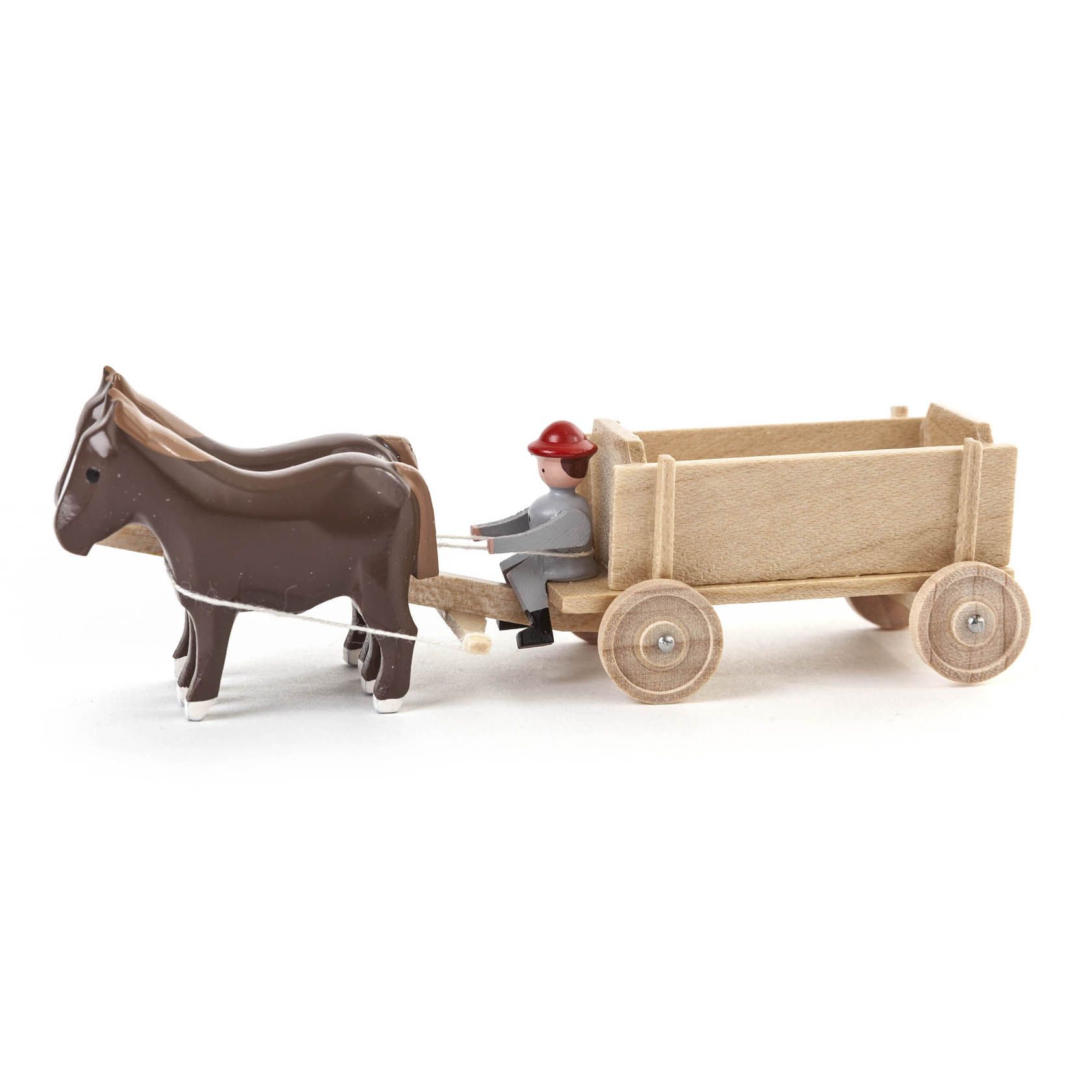 Zwei Spielzeugpferde in einem Gespann ziehen einen Holz-Kastenwagen mit vier Rädern. Eine Spielzeugfigur mit rotem Hut sitzt auf dem Wagen. im Dregeno Online Shop günstig kaufen