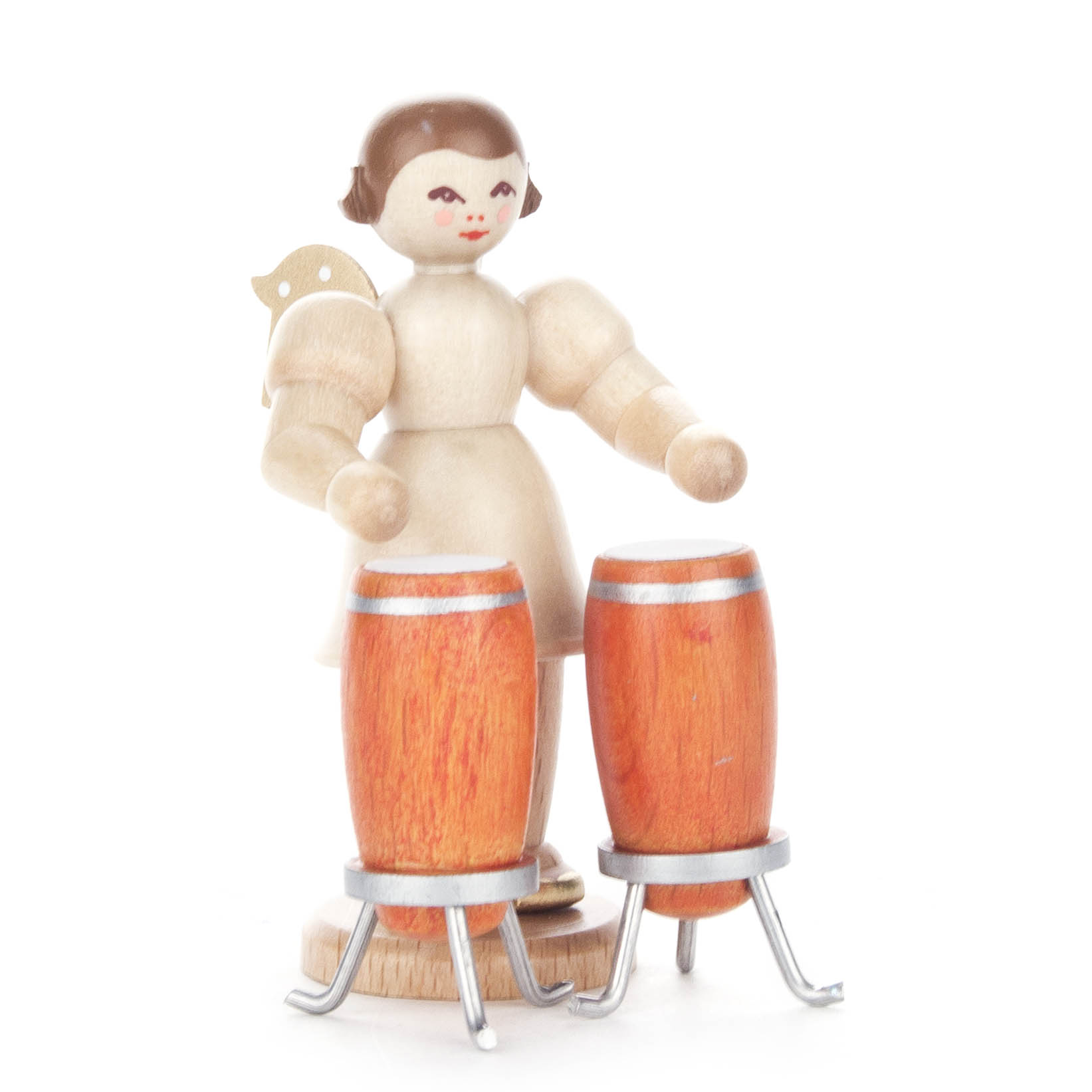 Holzengel mit kurzen Haaren, naturfarbenem Kleid und Flügeln steht hinter zwei hölzernen Congas mit silbernen Details. im Dregeno Online Shop günstig kaufen