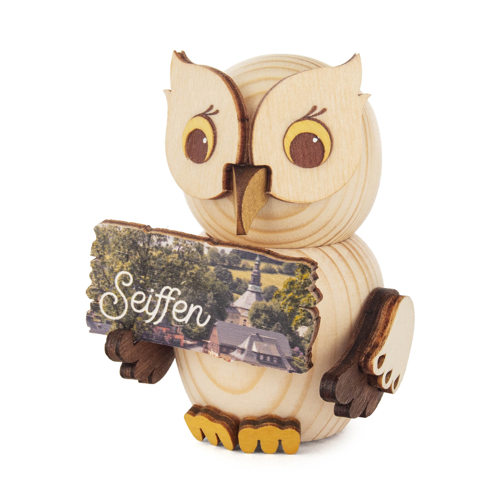 Holzfigur einer kleinen Eule, die ein Schild mit der Aufschrift 'Seiffen-Sommer' hält. Die Eule hat große Augen und einen niedlichen Ausdruck. im Dregeno Online Shop günstig kaufen