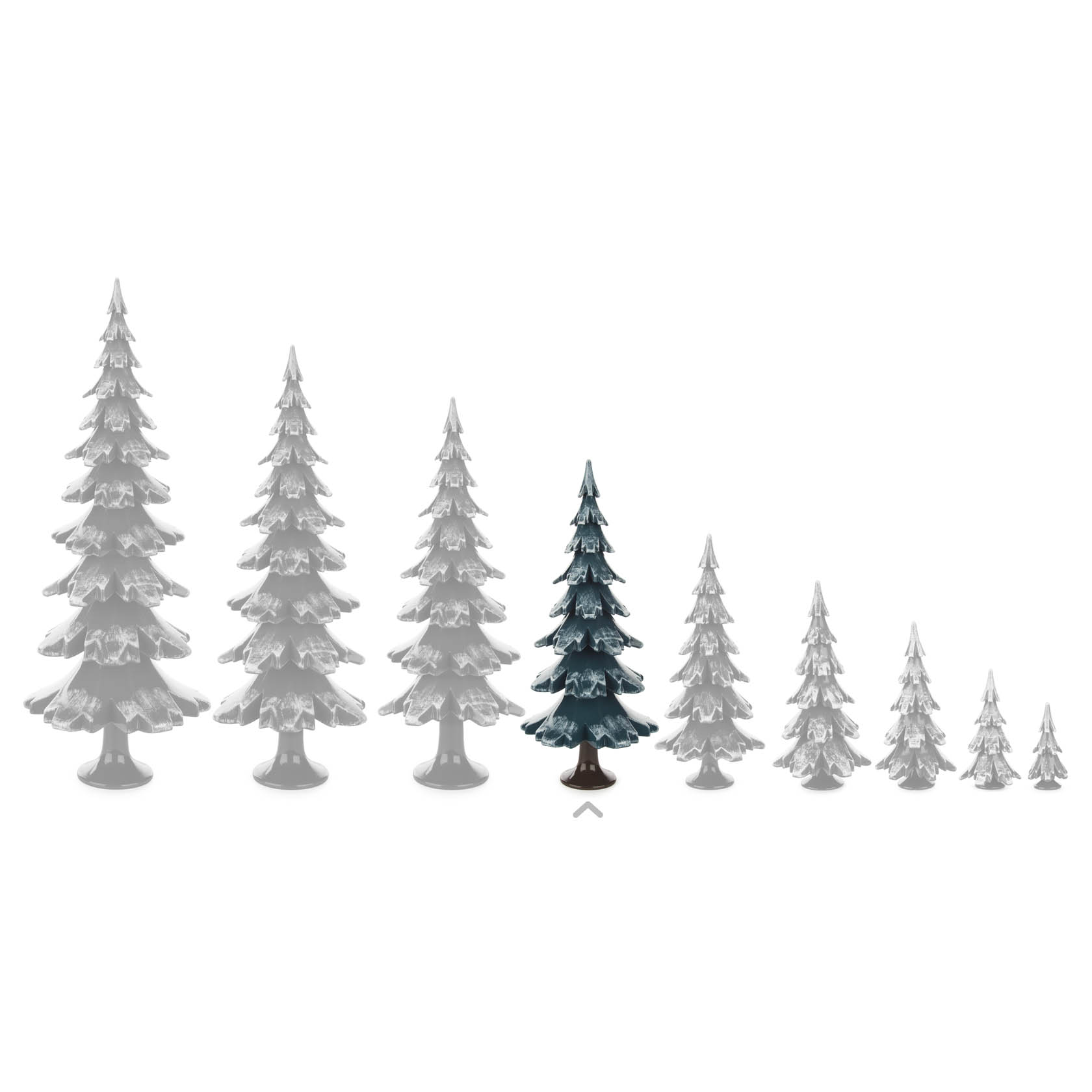 Ein grün-weißer Massivholzbaum, 24,5 cm hoch, steht in der Mitte von kleineren und größeren weißlichen Baumskulpturen.