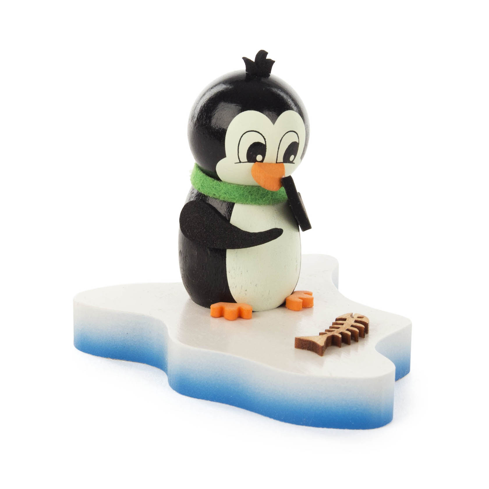 Holzpinguin mit grünem Schal betrachtet neugierig ein Fischskelett auf einer eisförmigen Basis.