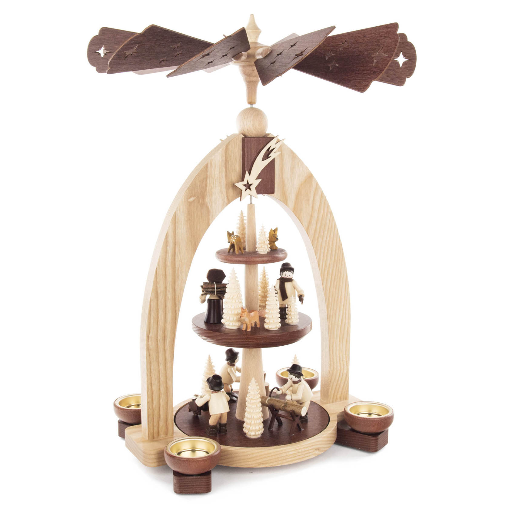 Holzpyramide mit drei Ebenen, darauf Figuren von Waldleuten und Bäumen, angetrieben durch Teelichtwärme, mit dunklem Flügelrad.