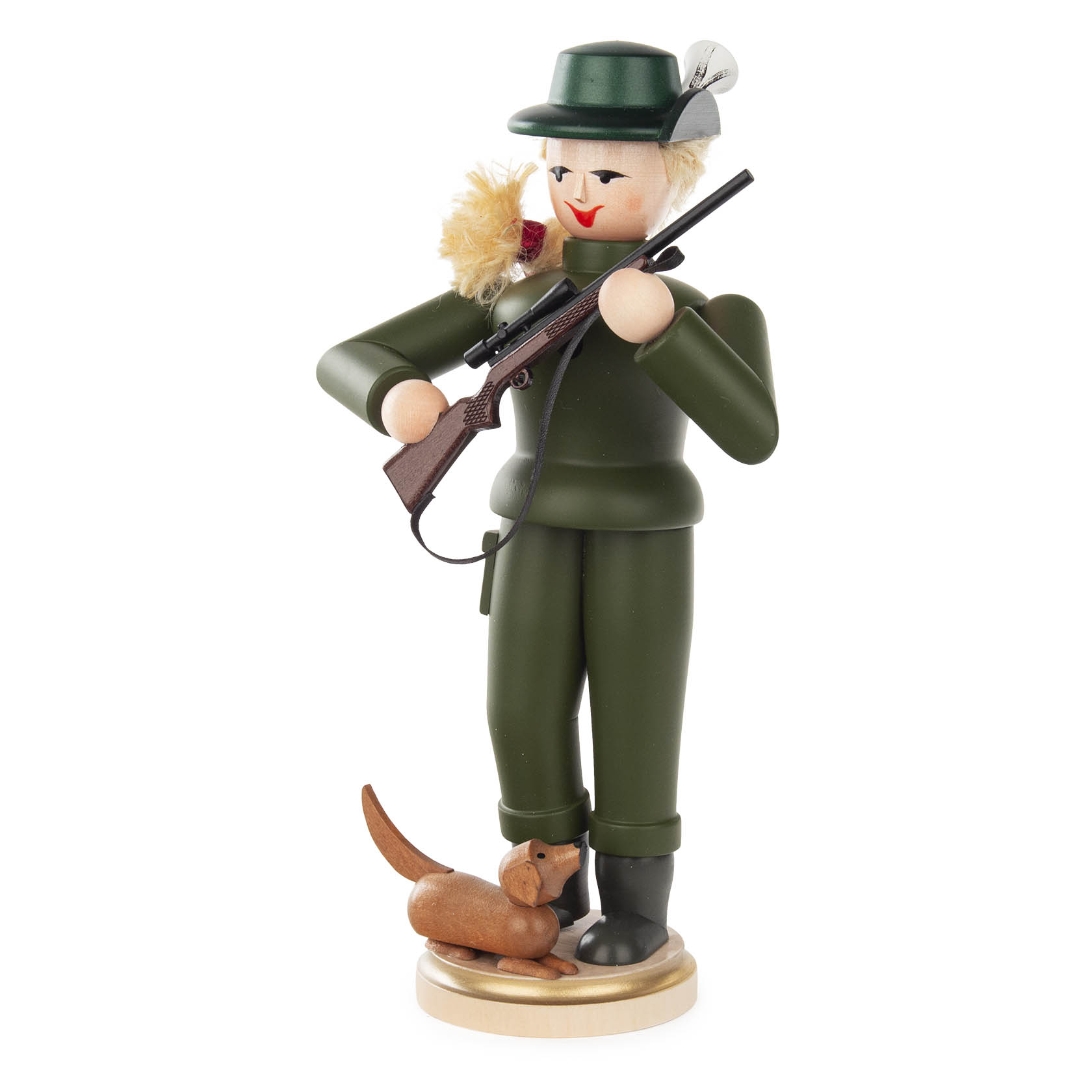 Holzfigur einer lächelnden Jägerin in grüner Kleidung und Hut, hält ein Gewehr, mit einem kleinen braunen Dackel zu ihren Füßen.