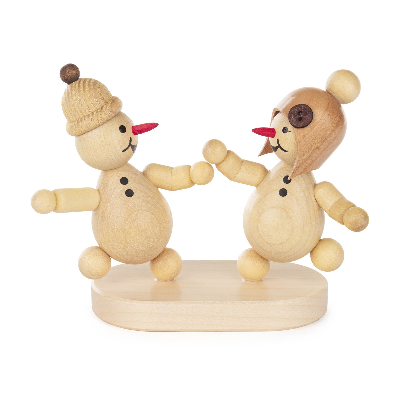 Zwei Holzschneemänner mit Mütze, Hand in Hand auf Holzplatte stehend. Sie wirken fröhlich und scheinen zu tanzen. im Dregeno Online Shop günstig kaufen