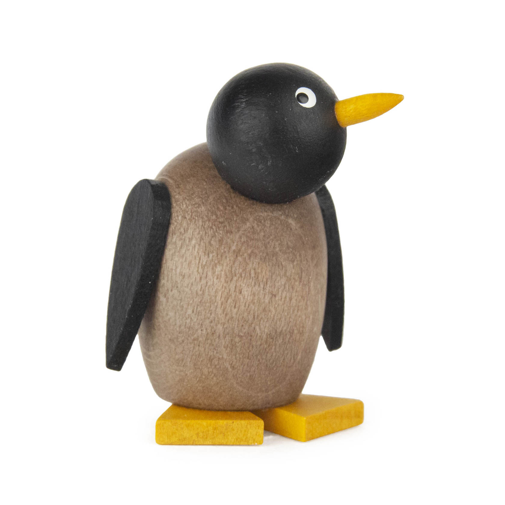 Holzfigur eines Pinguin-Babys mit grauem Körper, schwarzem Kopf und gelbem Schnabel sowie gelben Füßen, steht aufrecht und hat abgerundete Formen.