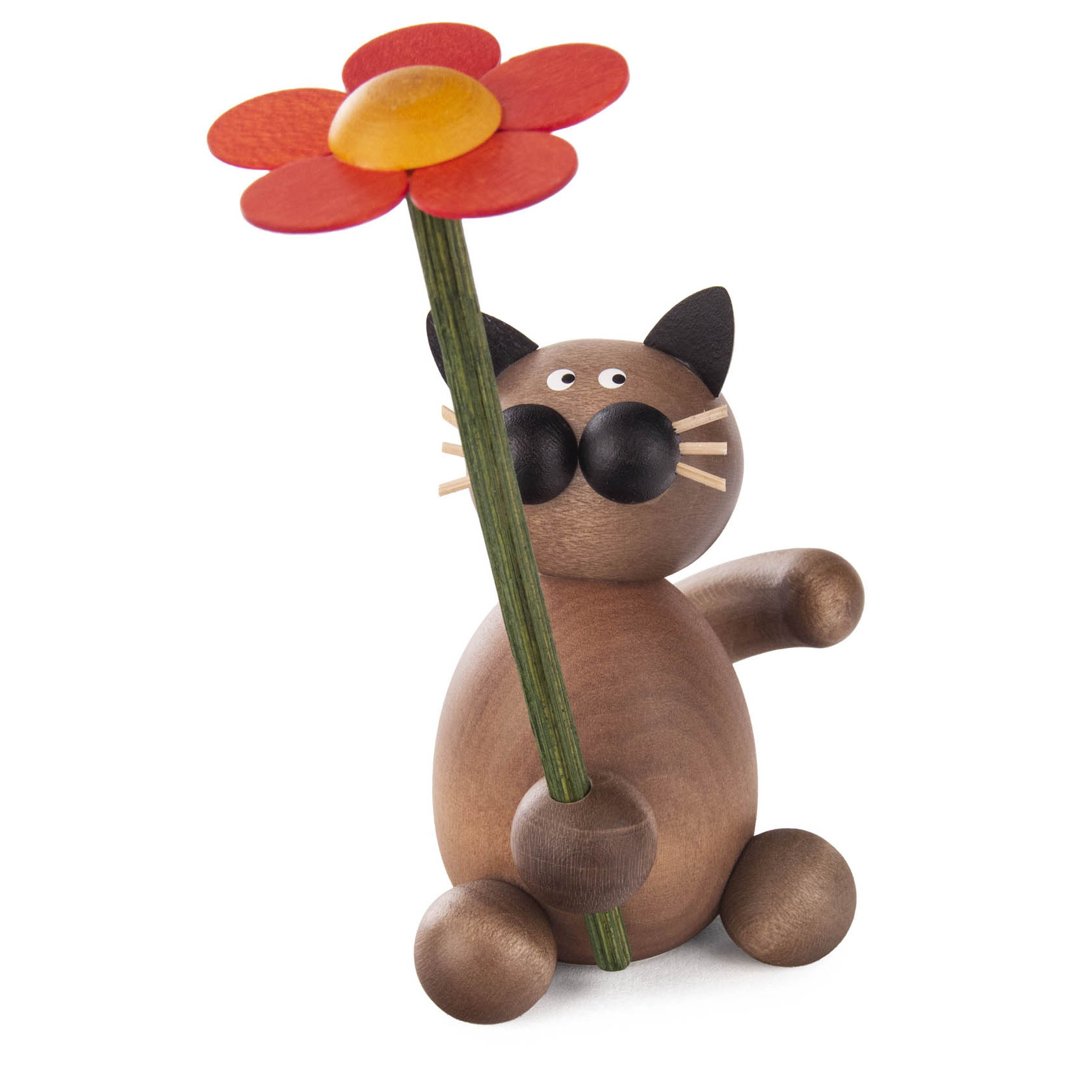 Holzfigur einer sitzenden Katze mit schwarzem Kopf und Ohren, grauem Körper und großen schwarzen Nasenlöchern, die eine rote Blume mit gelber Mitte hält. im Dregeno Online Shop günstig kaufen