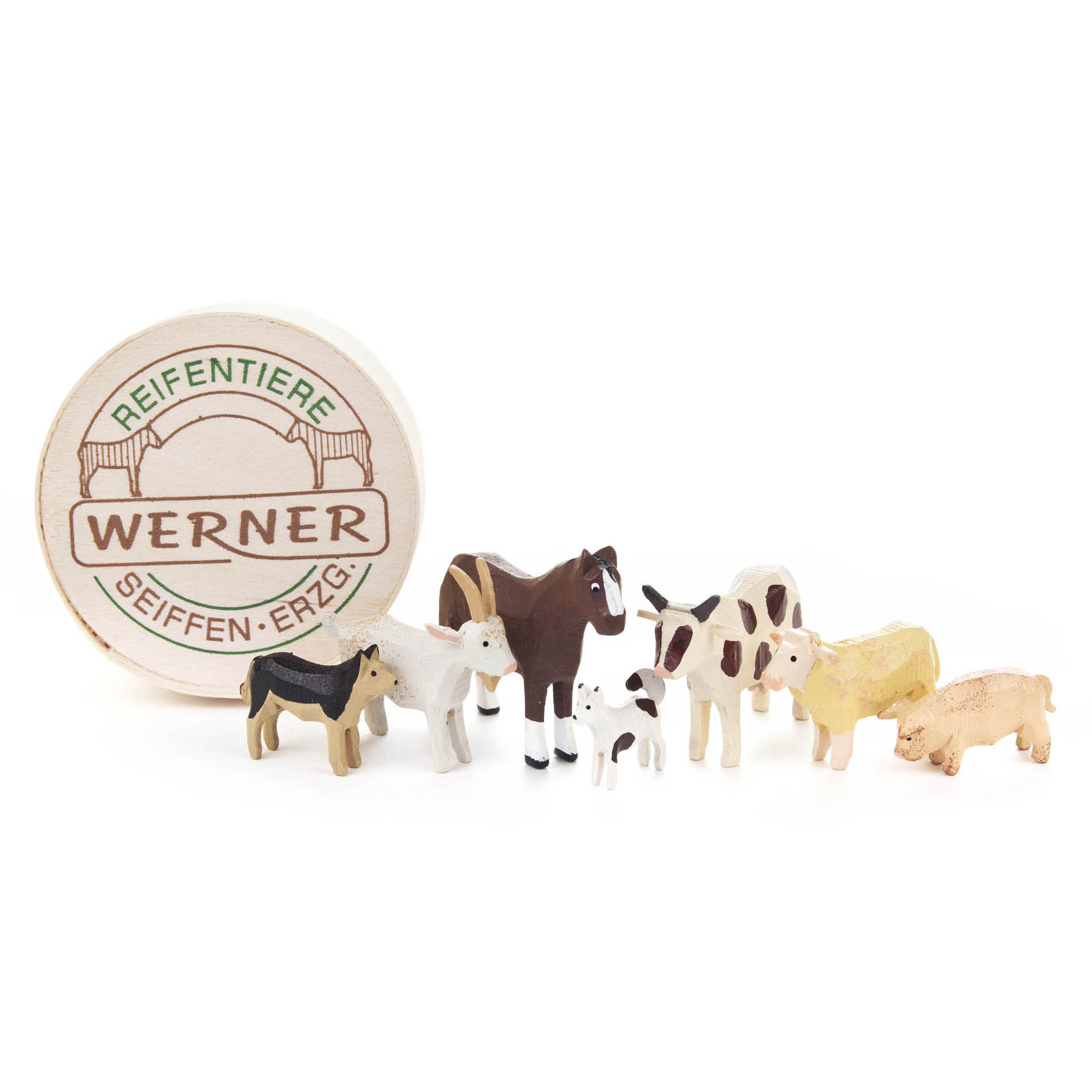 Ein Set aus Holzfiguren von Haustieren, darunter ein Pferd, eine Kuh, ein Schaf, ein Hund, eine Ziege, ein Ferkel und deren Junge, verpackt in einer runden Spandose. im Dregeno Online Shop günstig kaufen