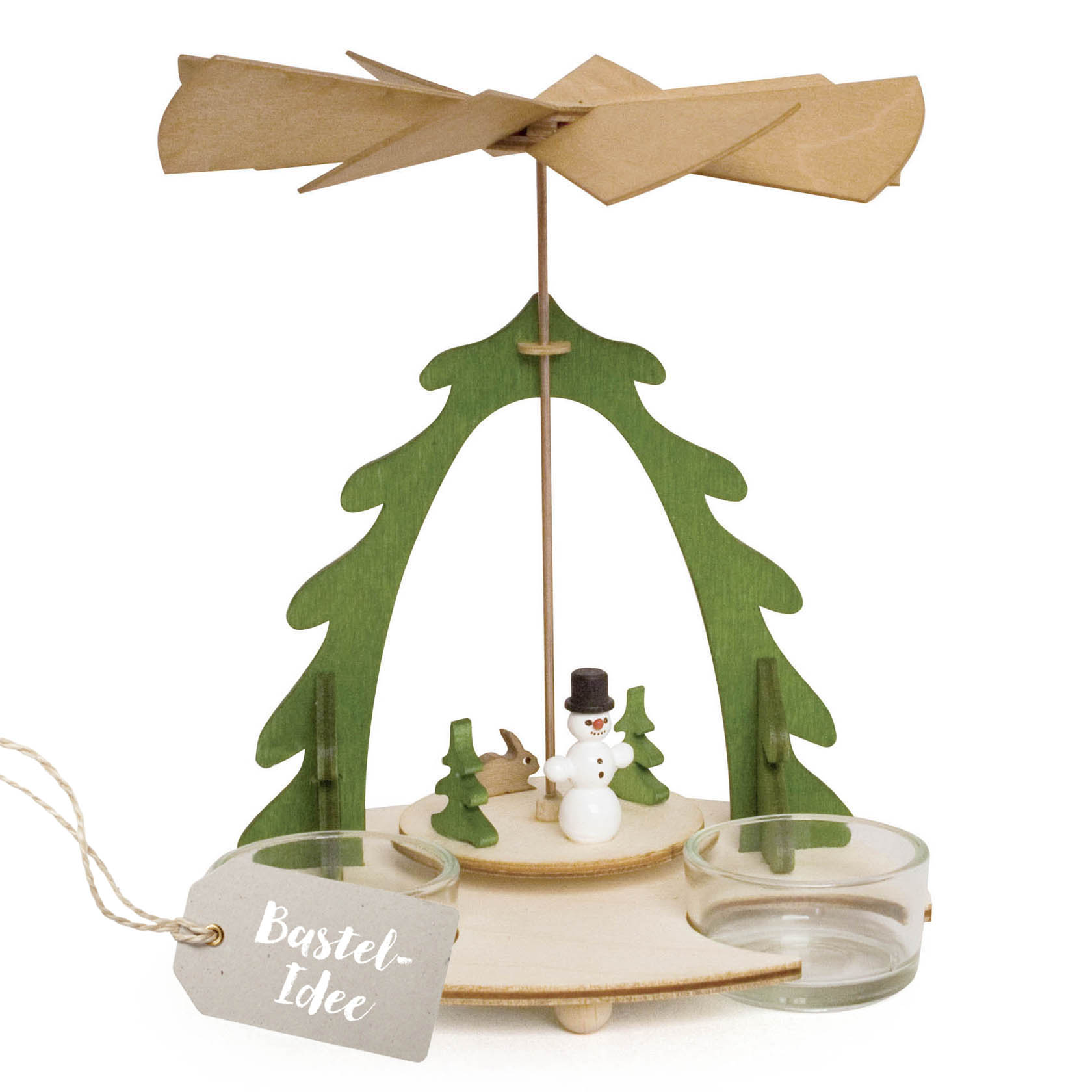 Holzpyramide mit grünem Tannenbaumgerüst, einem Schneemann in der Mitte und zwei Teelichthaltern. im Dregeno Online Shop günstig kaufen
