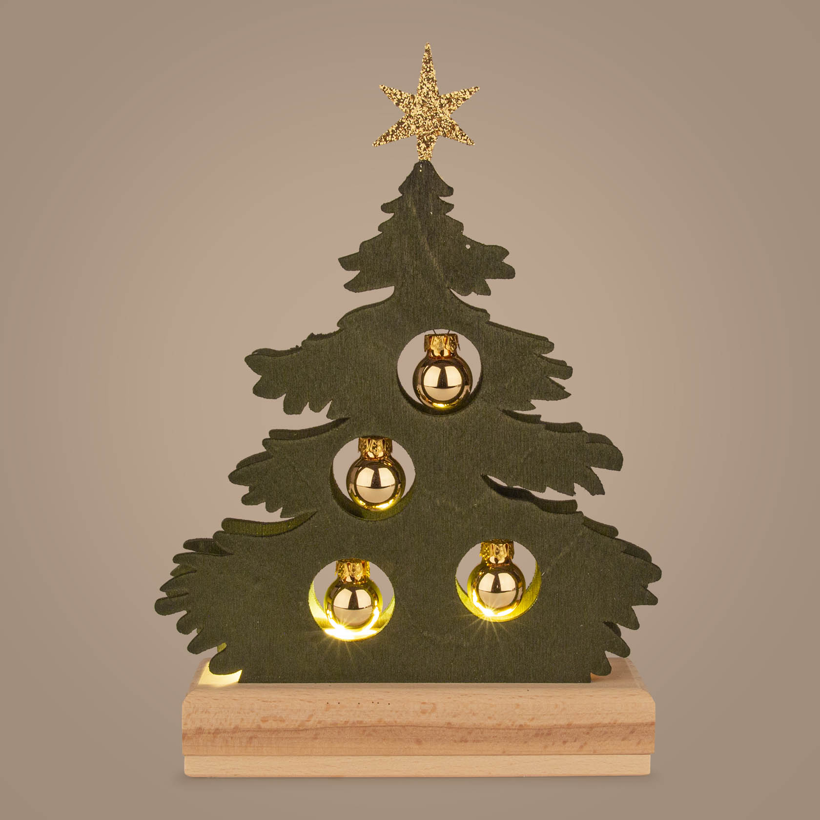 Kleine grüne Tannenbaum-Dekoration mit goldenen Kugeln, beleuchtet durch LED-Strip mit USB-Anschluss, auf Holzsockel.