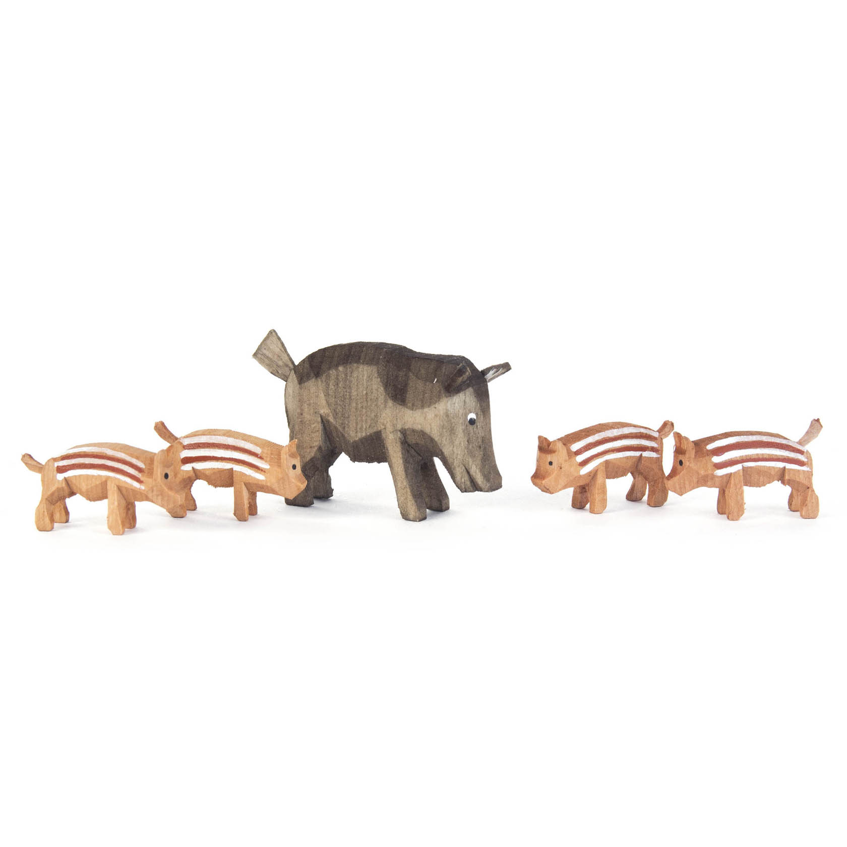 Holzfiguren einer Wildschweinfamilie mit einem größeren Wildschwein und vier gestreiften Frischlingen, die nach links schauen. im Dregeno Online Shop günstig kaufen