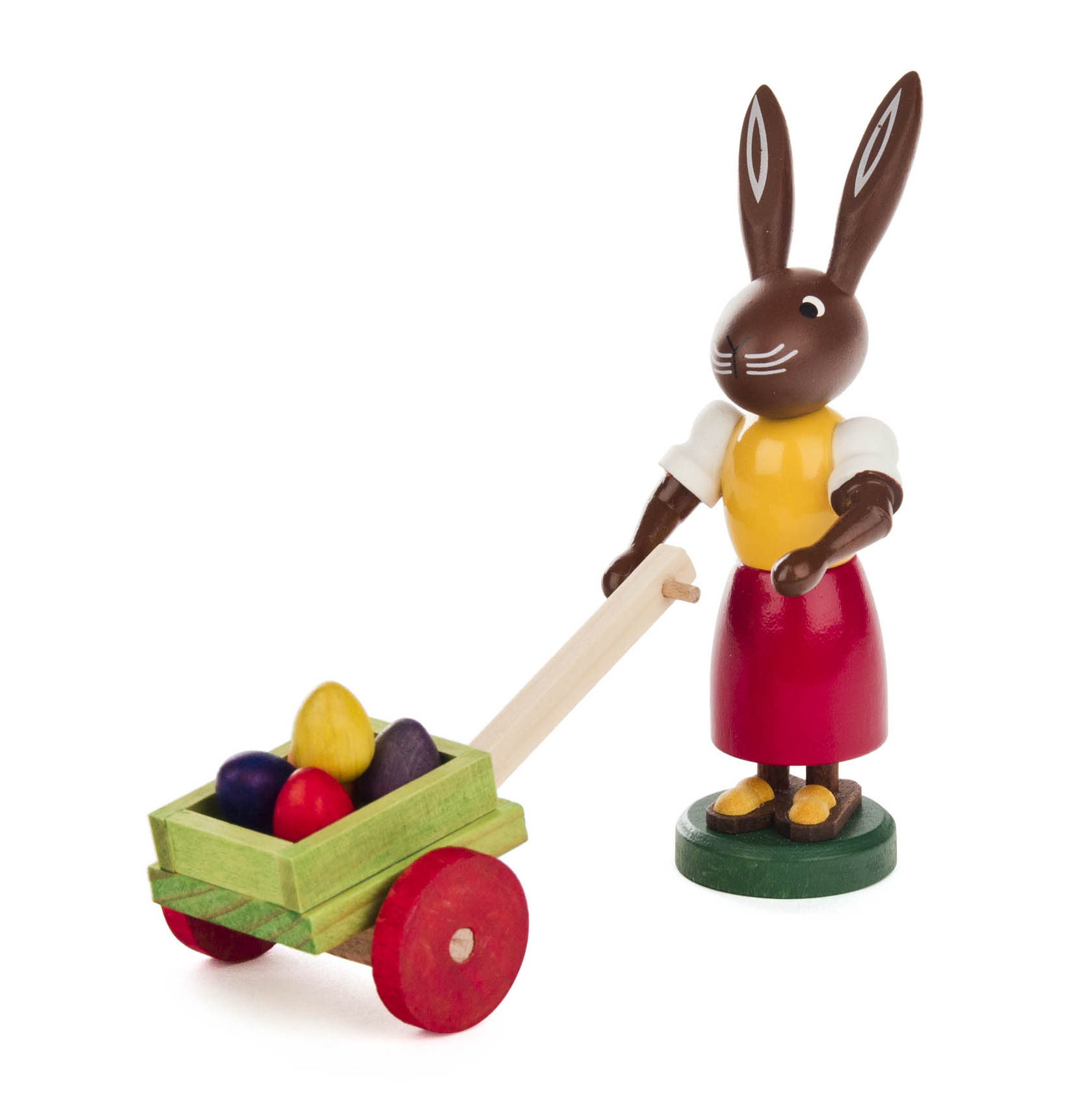 Holzfigur einer Häsin mit braunem Fell, gelbem Oberteil und rotem Rock zieht einen kleinen grünen Karren mit bunten Ostereiern. im Dregeno Online Shop günstig kaufen