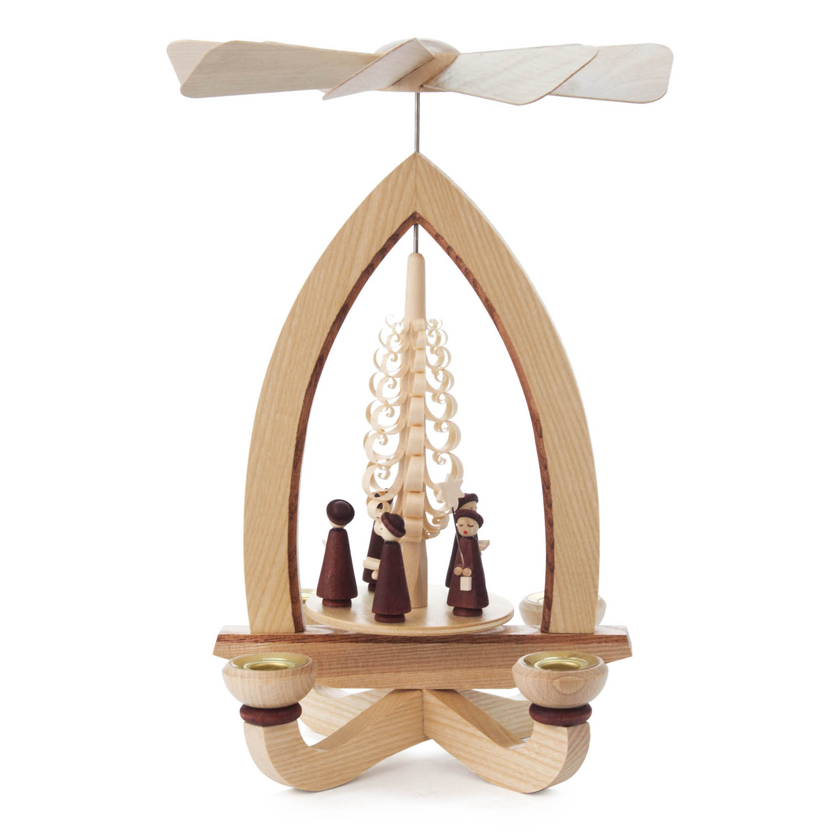 Eine hölzerne Weihnachtspyramide mit Kurrende-Figuren und Platz für Kerzen mit einem Durchmesser von 14mm. Oben ist ein Flügelrad mit sechs Flügeln. im Dregeno Online Shop günstig kaufen