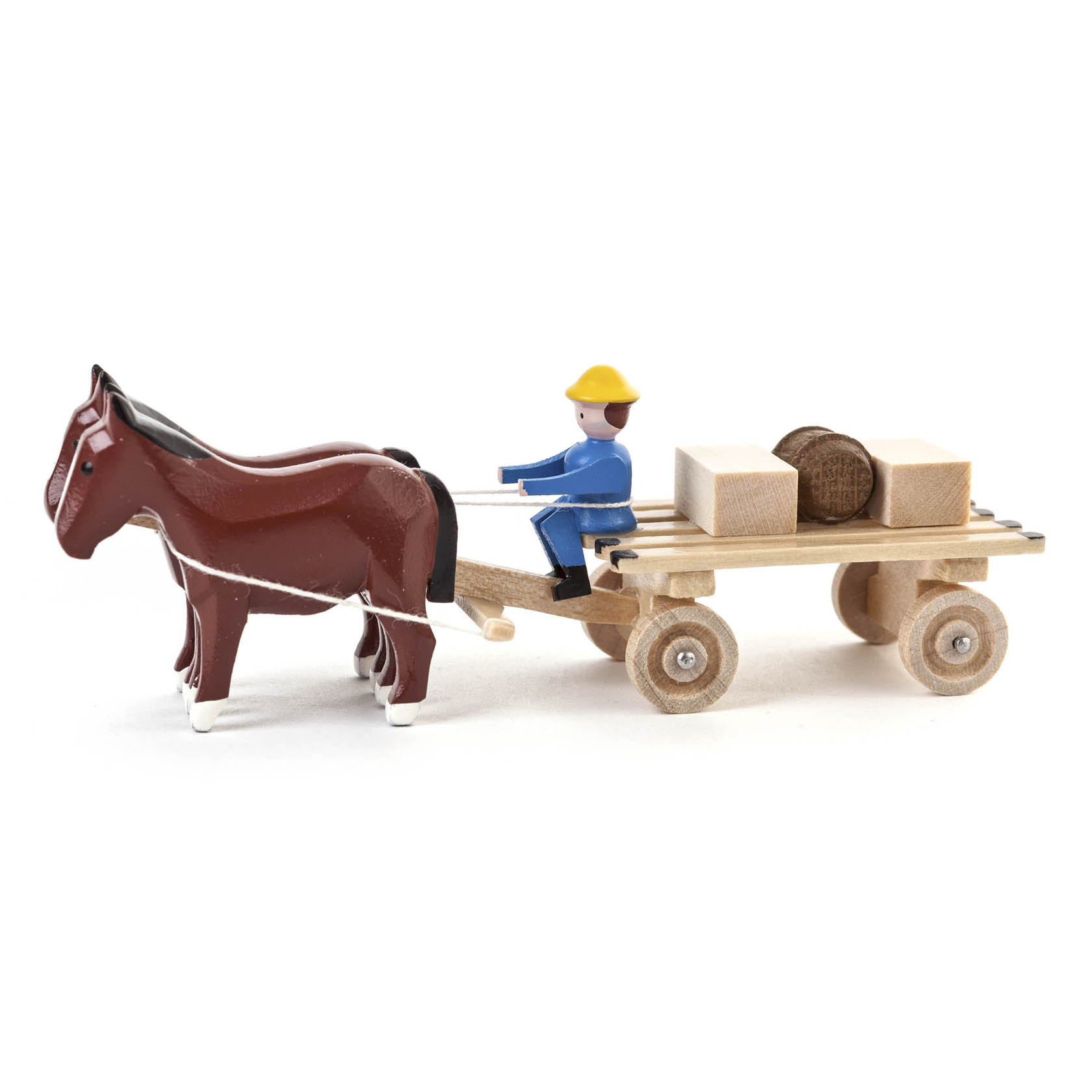Ein zweispänniges Holzspielzeug mit zwei braunen Pferden, einem Fahrer mit gelbem Hut und einem Anhänger mit Kisten und Fass. im Dregeno Online Shop günstig kaufen