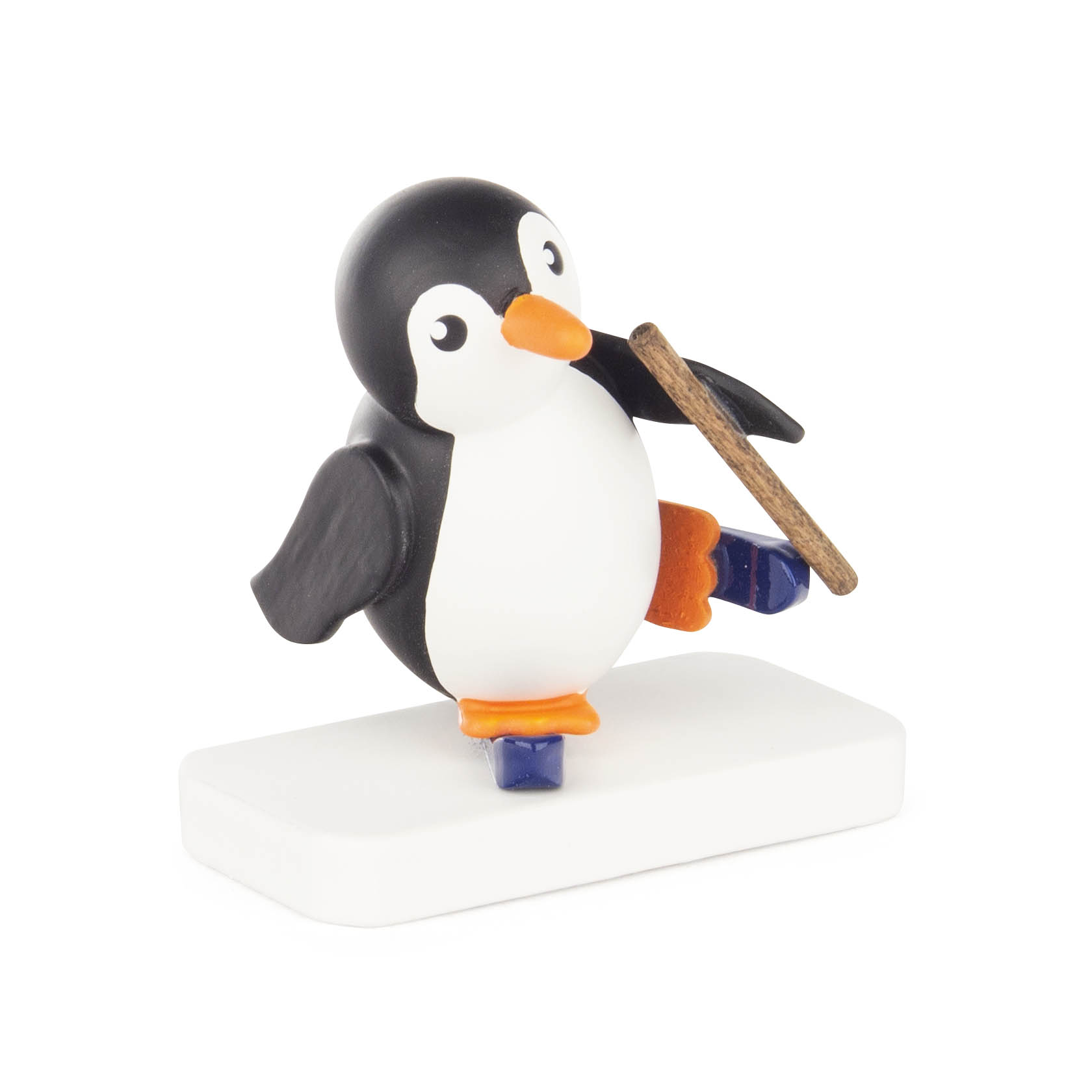 Holzfigur eines Pinguins auf einem rechteckigen Sockel, mit einem Stock in der rechten Flosse und einem Fuß angehoben. im Dregeno Online Shop günstig kaufen