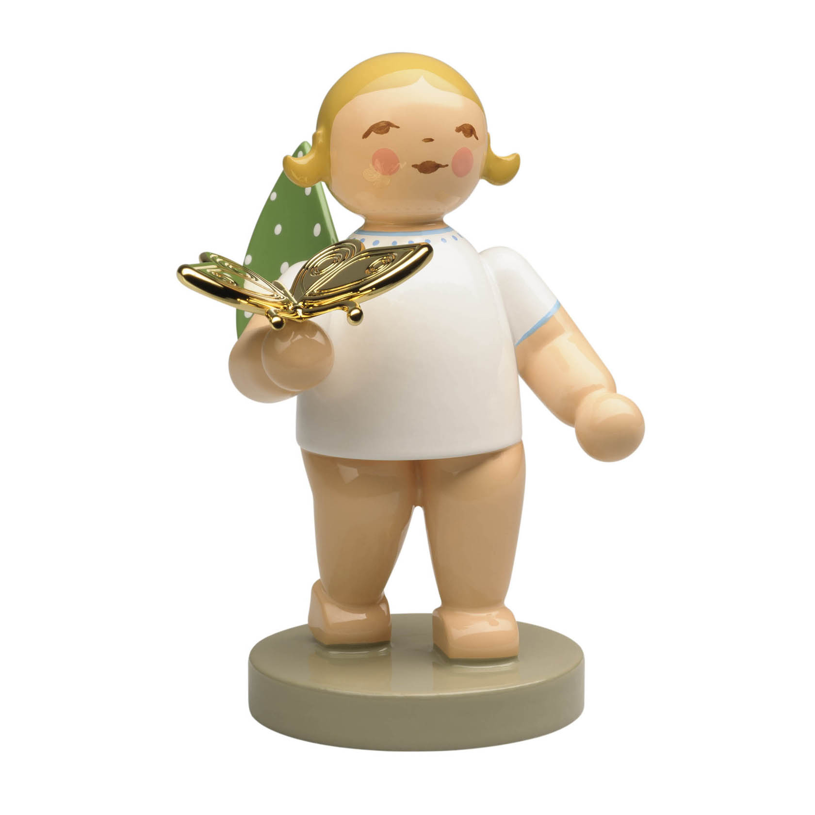 Holzfigur eines Engels mit goldenen Haaren und Flügeln, hält einen vergoldeten Schmetterling in der Hand. Die Figur steht auf einem runden Sockel. im Dregeno Online Shop günstig kaufen
