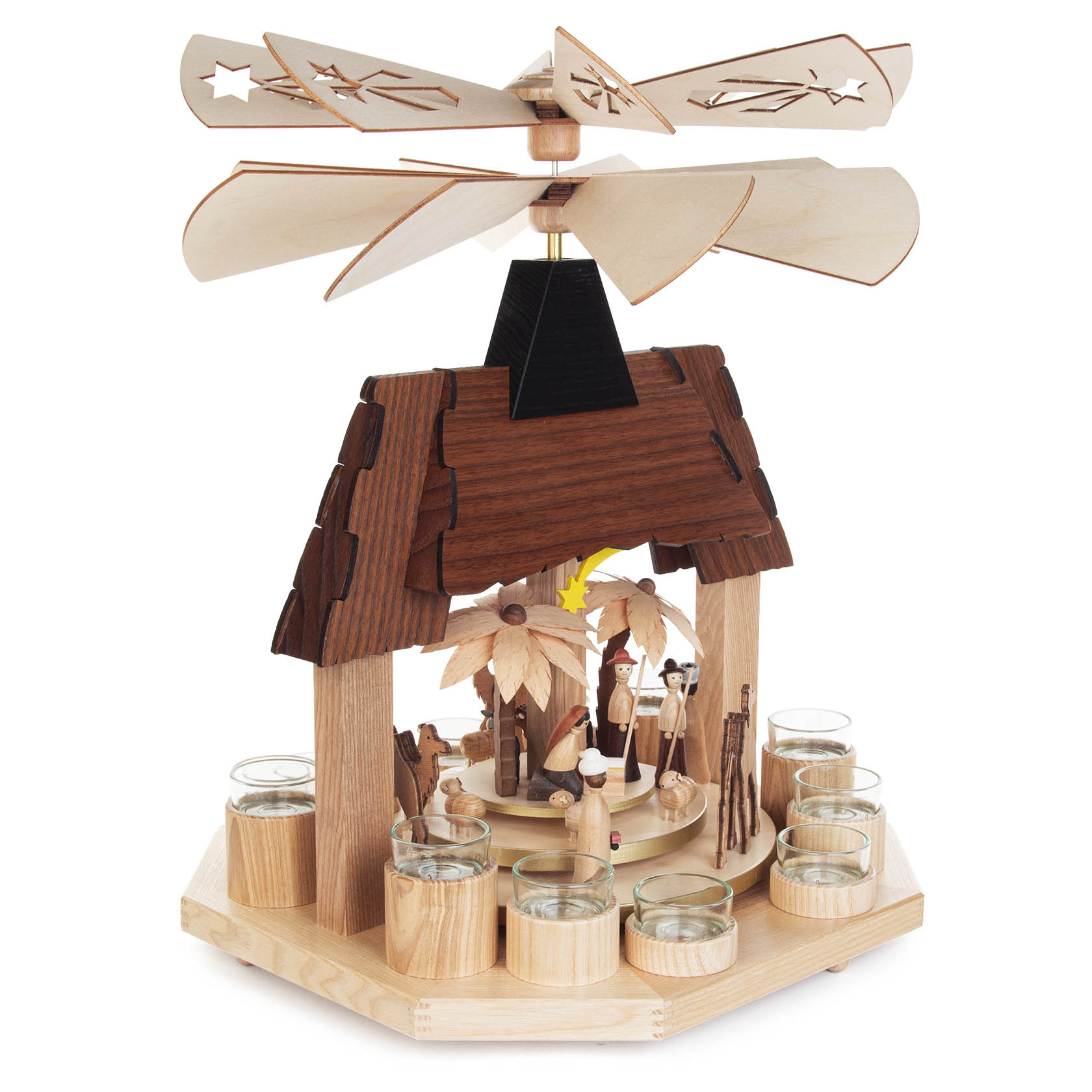 Holzkrippenpyramide mit der Darstellung der Geburt Christi, Figuren von Maria, Josef, Engeln, Hirten, Tieren und Teelichthaltern auf drei Ebenen.