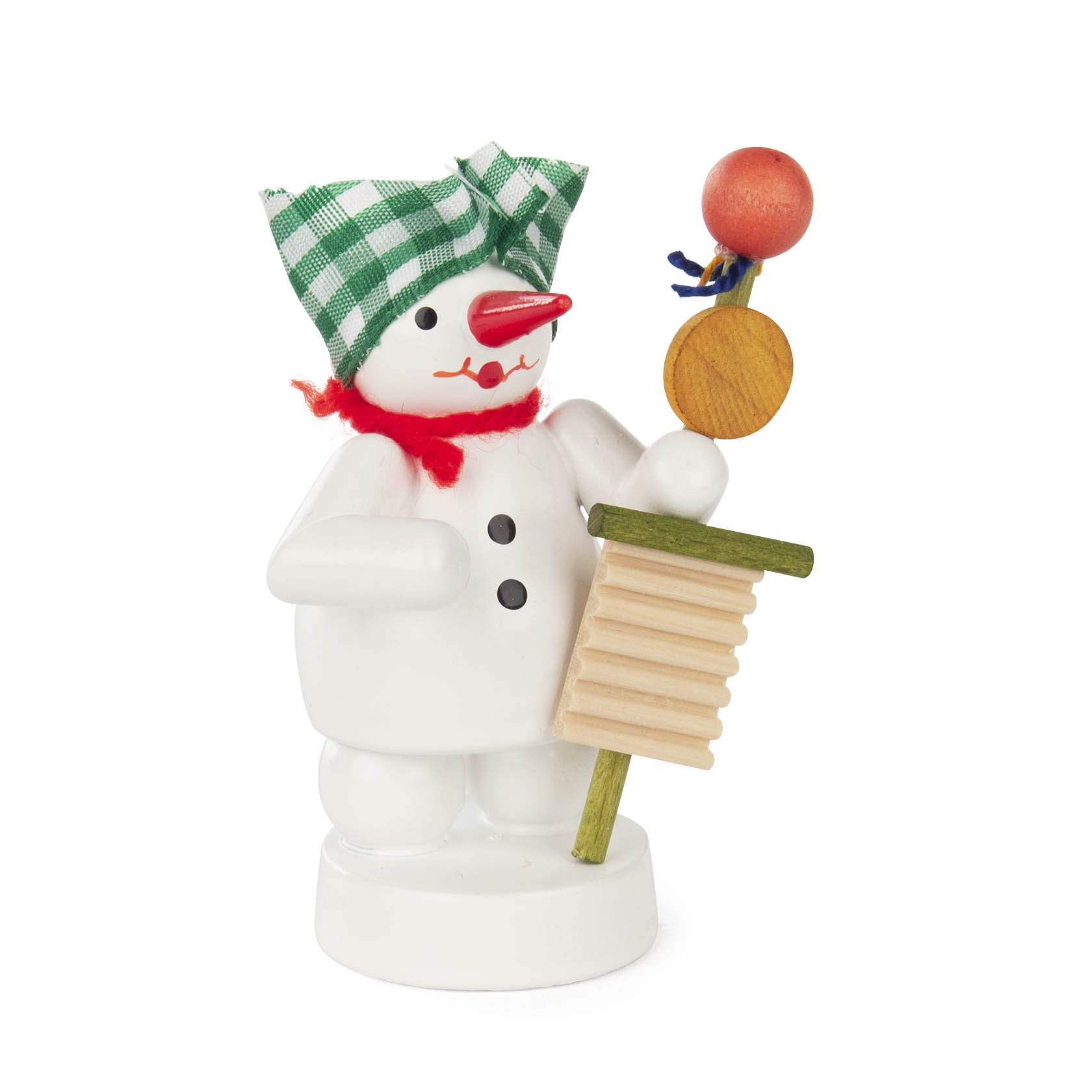 Ein Schneemann mit grün-weiß kariertem Kopftuch, rotem Schal, hält eine Teufelsgeige mit einer roten Kugel oben und einem Holzwäscher. im Dregeno Online Shop günstig kaufen