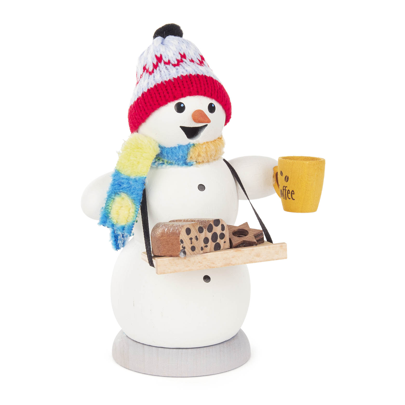 A wooden snowman figurine wearing a colorful knit hat and scarf, holding a tray with fruitcake slices and a yellow coffee mug. im Dregeno Online Shop günstig kaufen