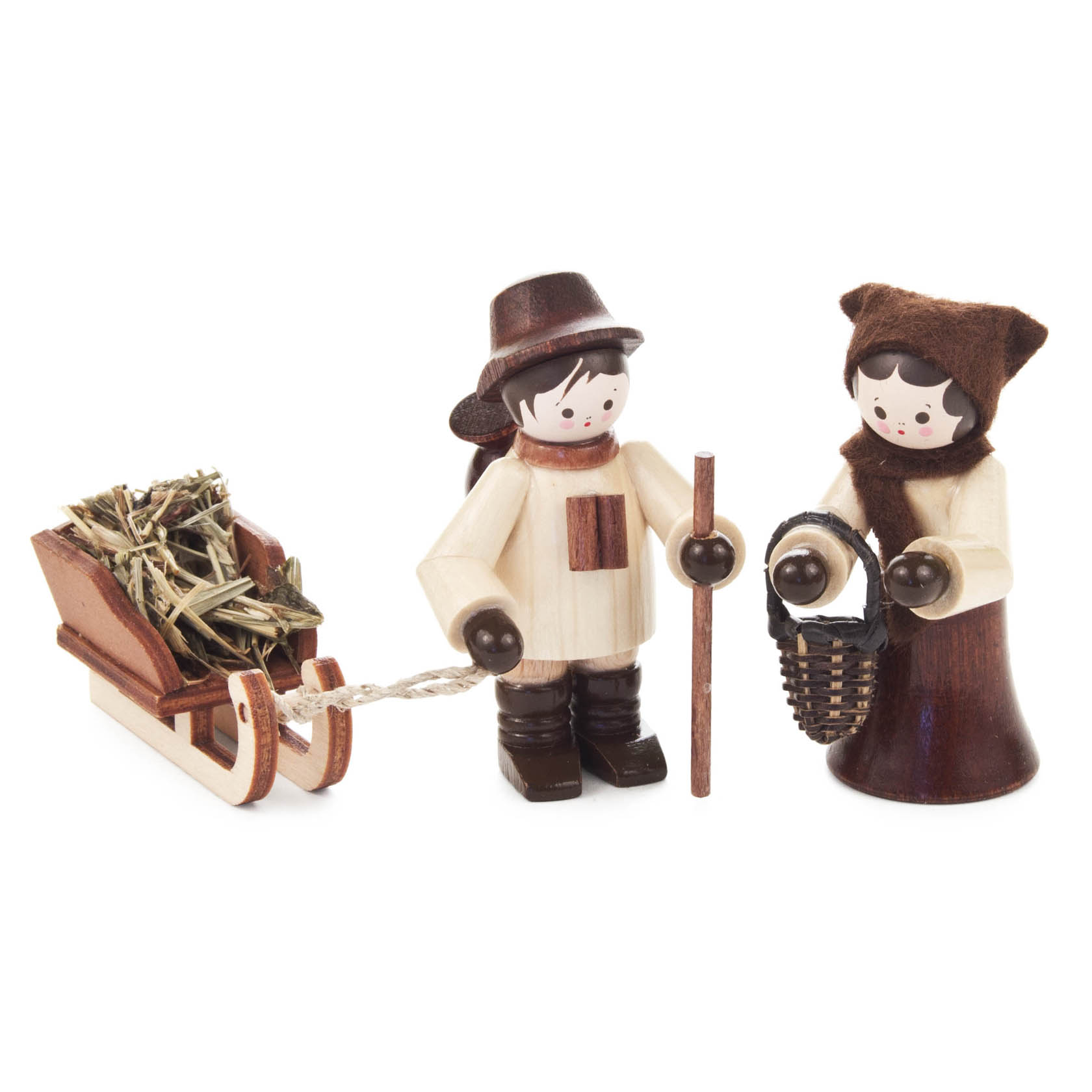 Zwei Holzfiguren, ein Mann in Hut zieht Schlitten mit Heu, eine Frau mit Kapuze hält einen Korb, beide in brauner Winterkleidung. im Dregeno Online Shop günstig kaufen