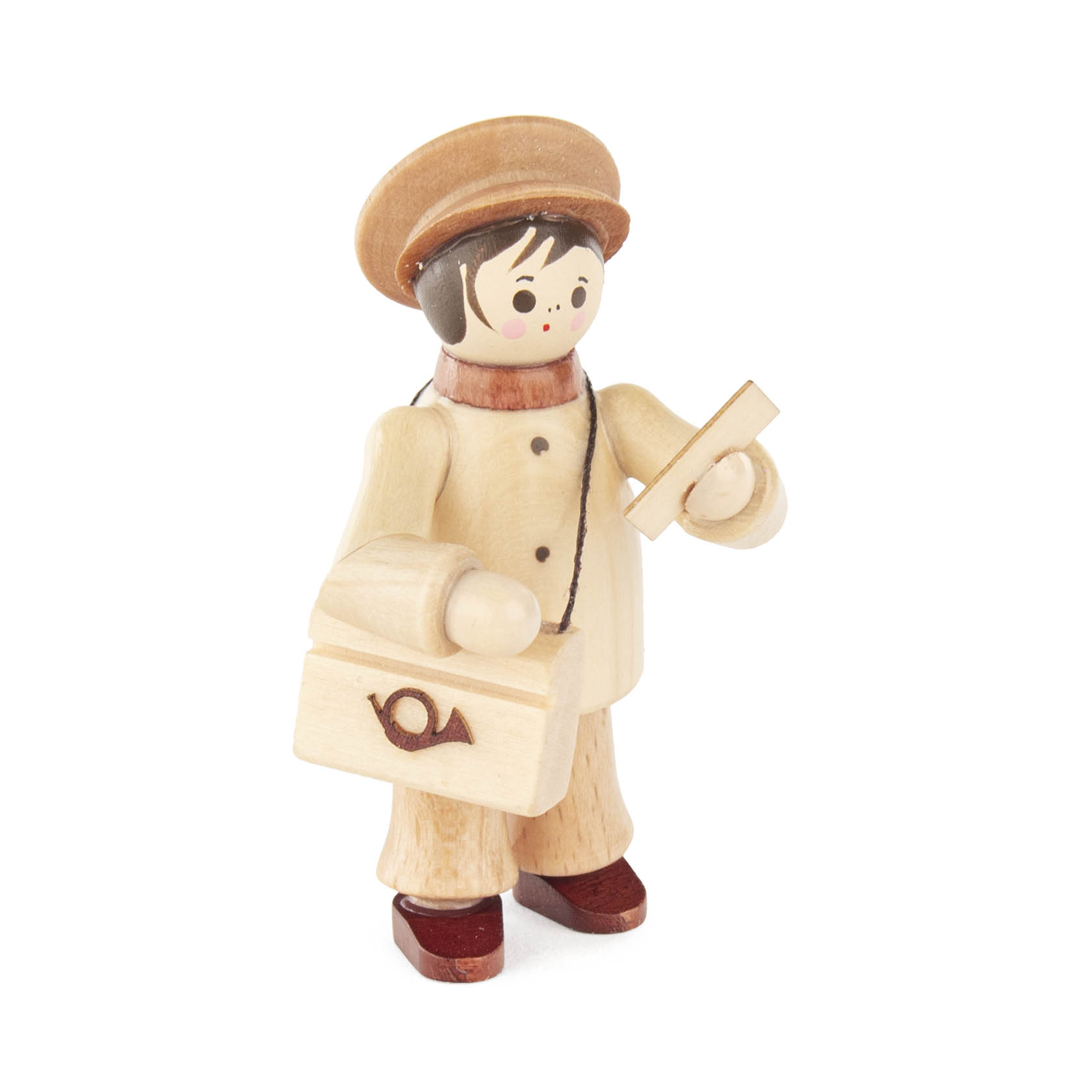 Holzfigur eines Briefzustellers in naturfarbenem Outfit mit Mütze, Tasche und Brief in der Hand. im Dregeno Online Shop günstig kaufen