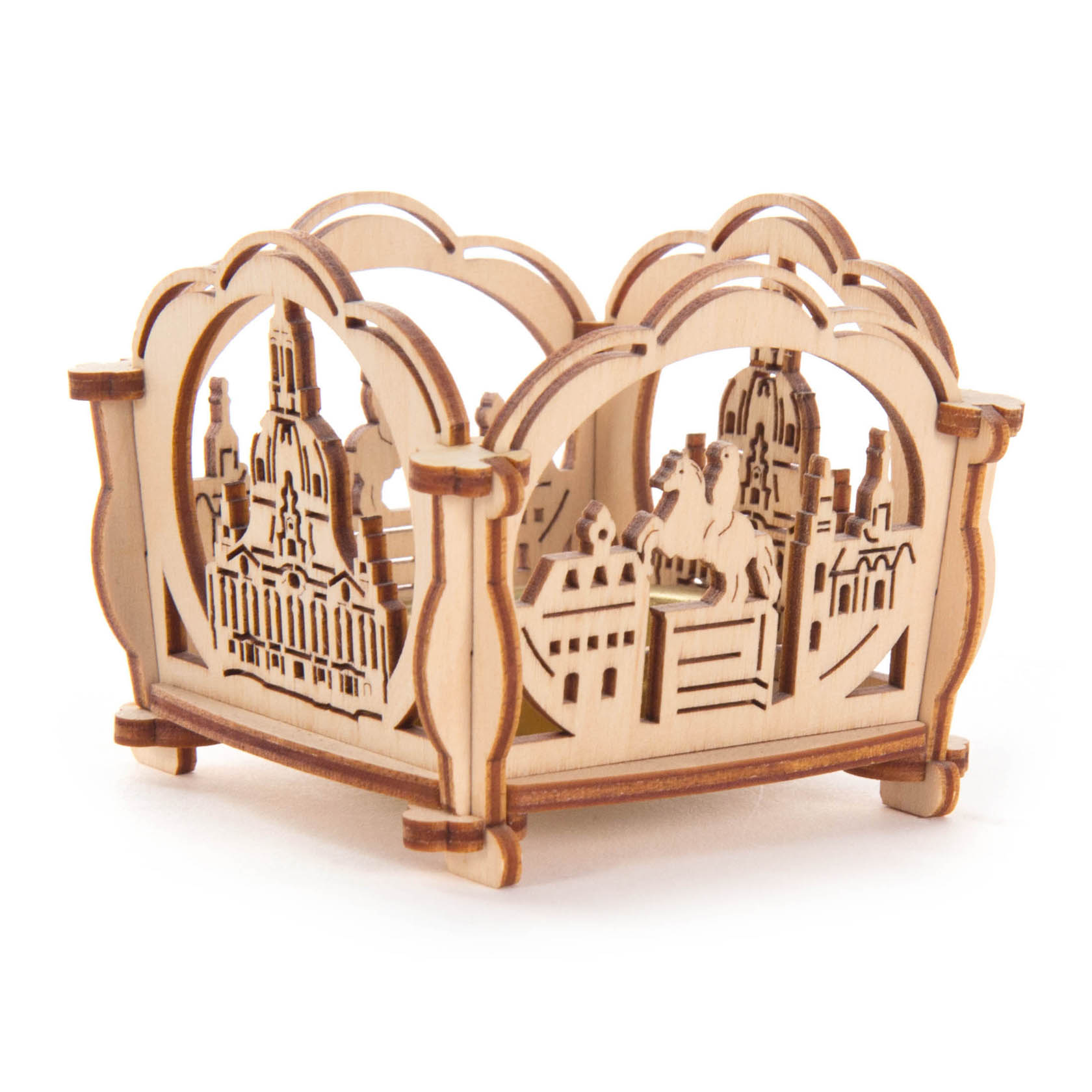 Holzbastelset für einen Teelichthalter mit fein geschnittenen Details der Frauenkirche. Der Halter hat einen rechteckigen Sockel und gebogene Seitenteile.