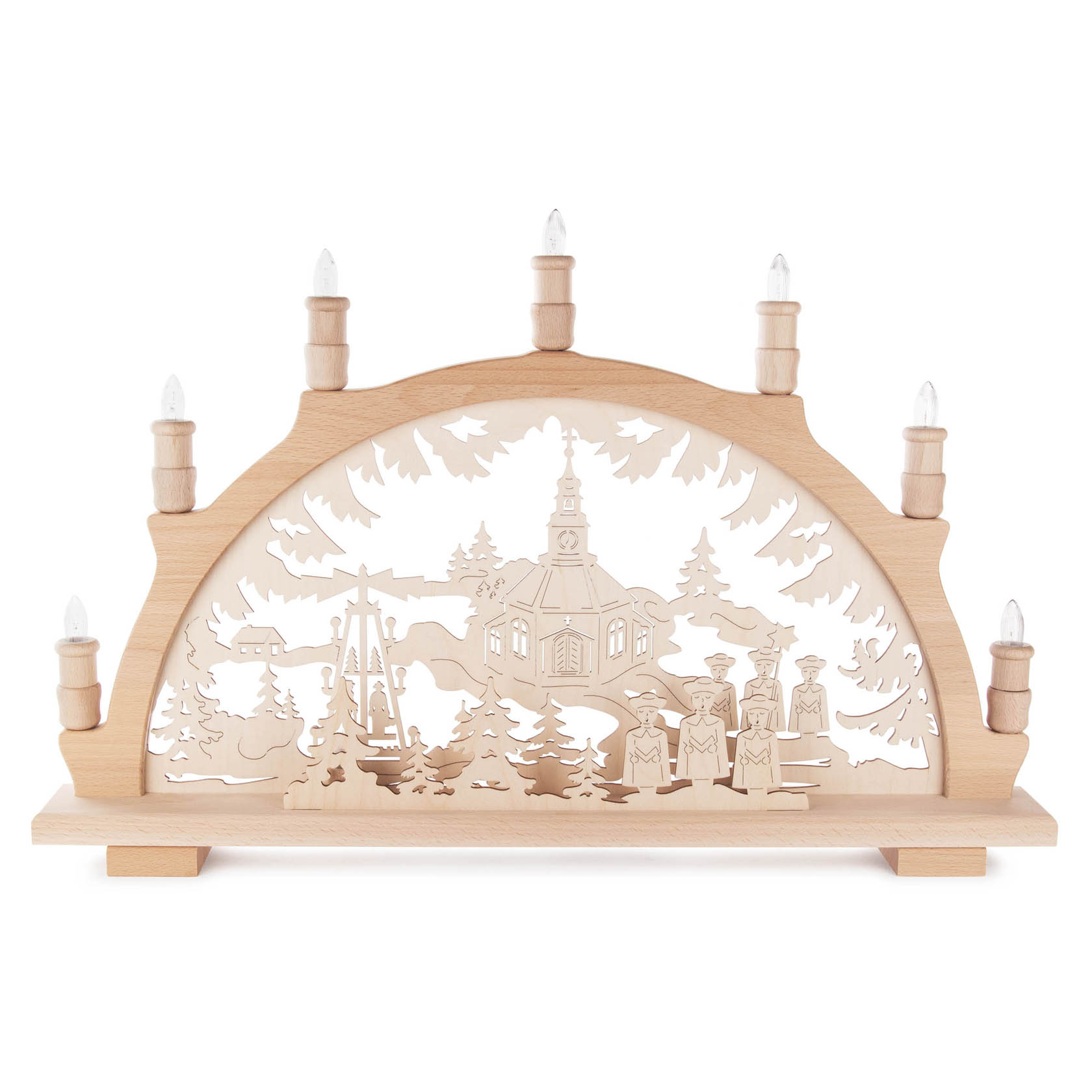 Ein elektrisch beleuchteter Schwibbogen aus Holz zeigt die Seiffener Kirche umrahmt von Kerzen und Bäumen. im Dregeno Online Shop günstig kaufen