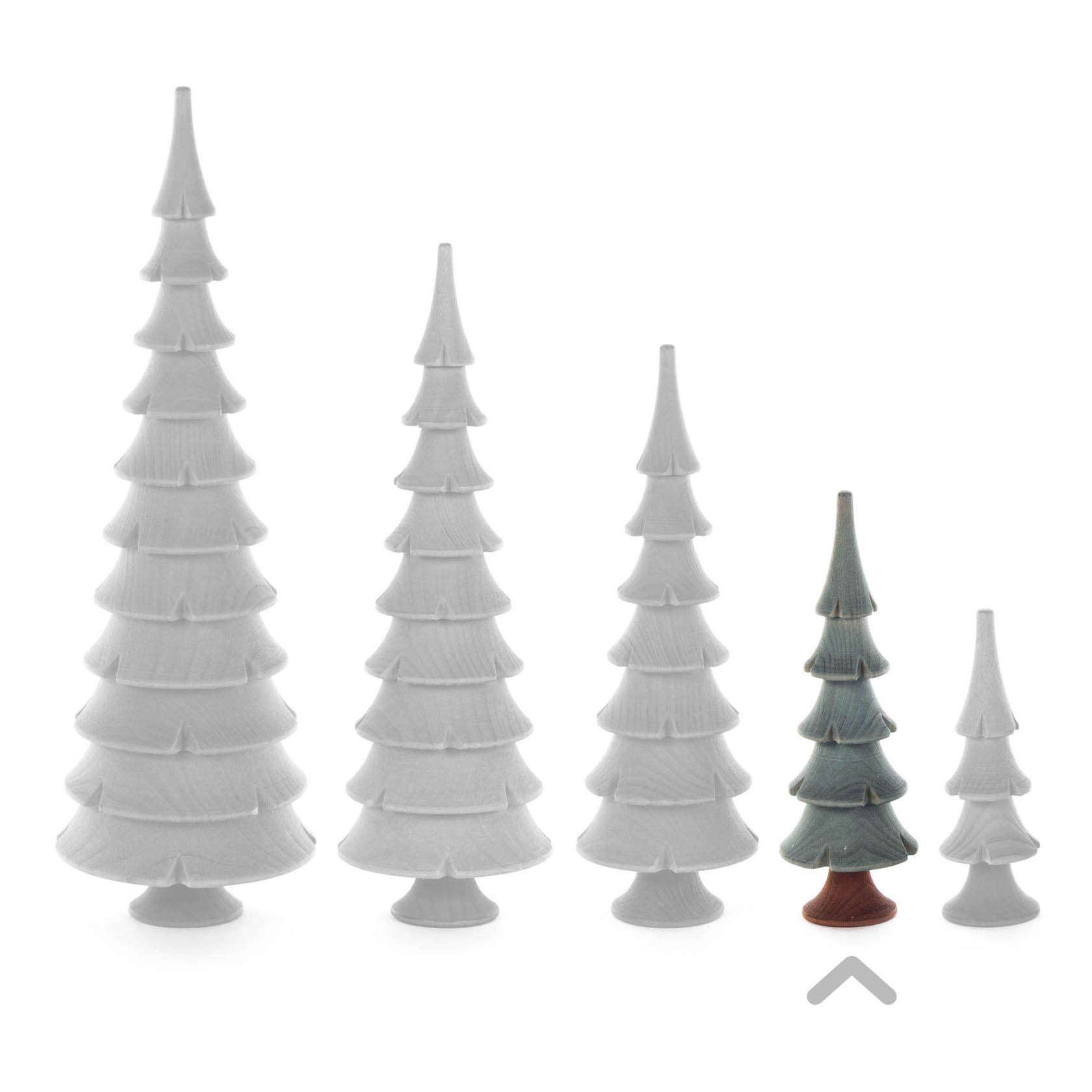 Vier dekorative Holzfiguren in Form von Tannenbäumen, die von links nach rechts größer werden. Der kleinste Baum ist grün, die anderen sind naturbelassen.