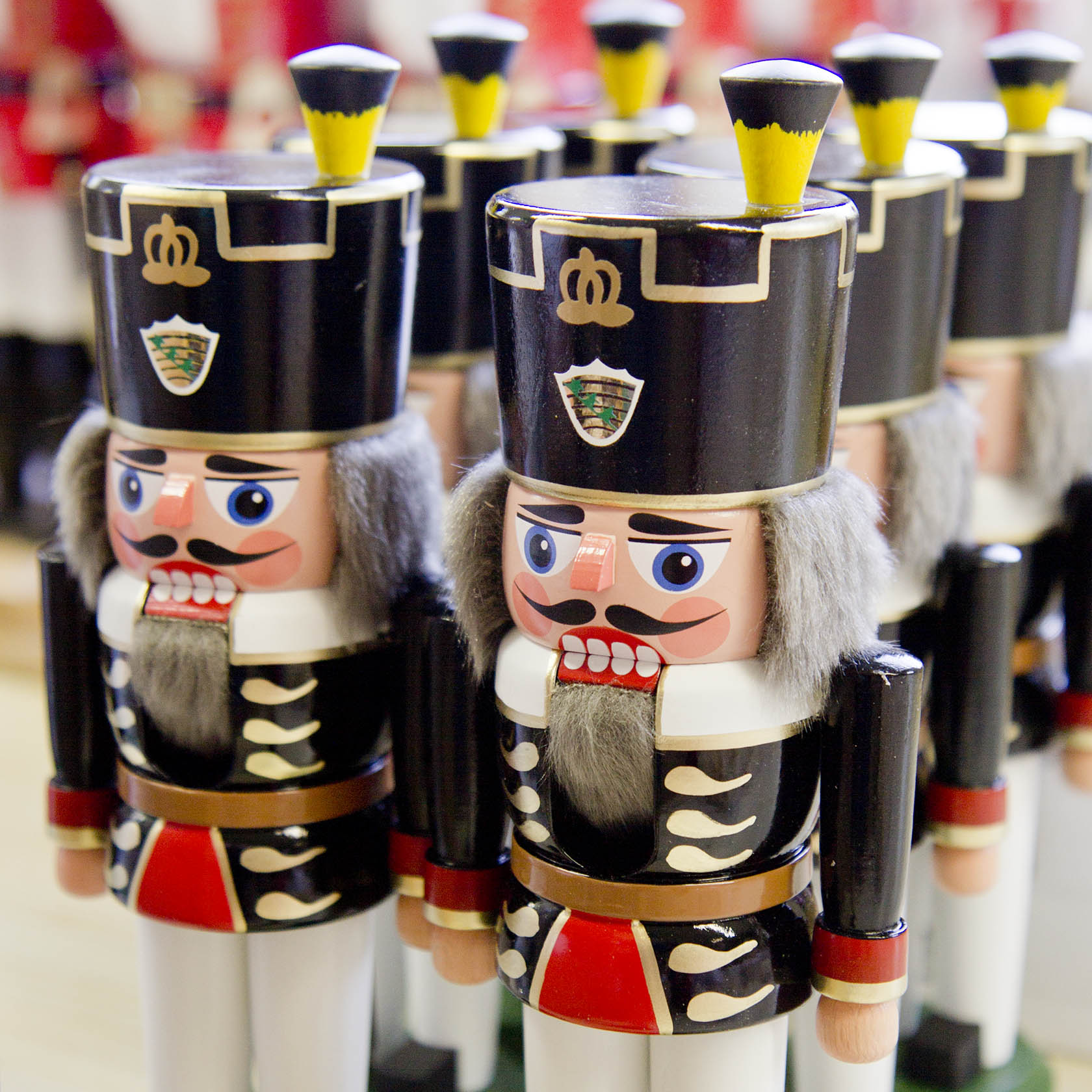 Reihe von traditionellen Nussknackerfiguren im Bergmannkostüm, hauptsächlich in Schwarz-Weiß mit roten Details und grauem Bart, 24 cm groß.