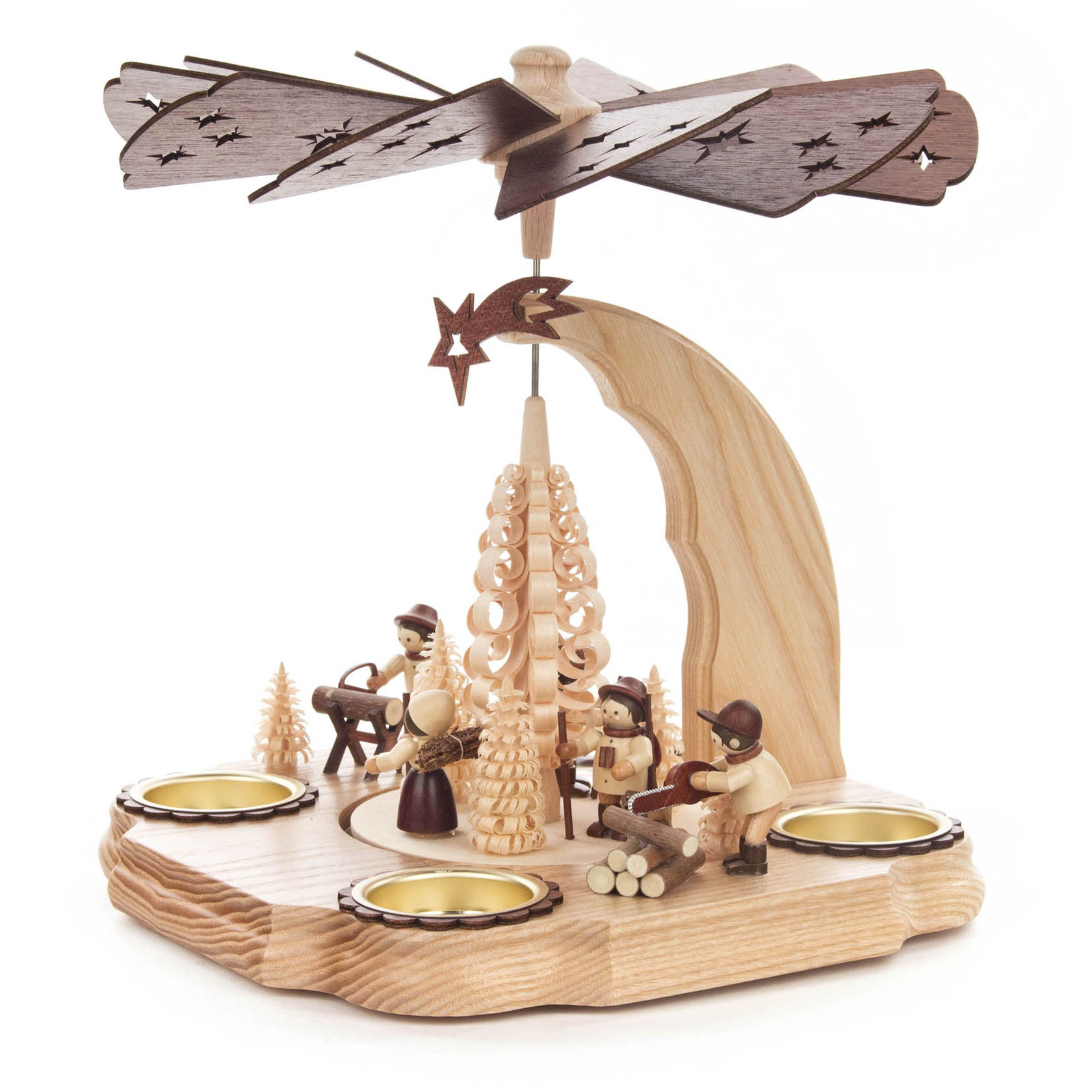Holzpyramide mit Waldarbeitern und drei Teelichtplätzen. Drehender Propeller oben und geschnitzte Bäume als Dekoration. im Dregeno Online Shop günstig kaufen
