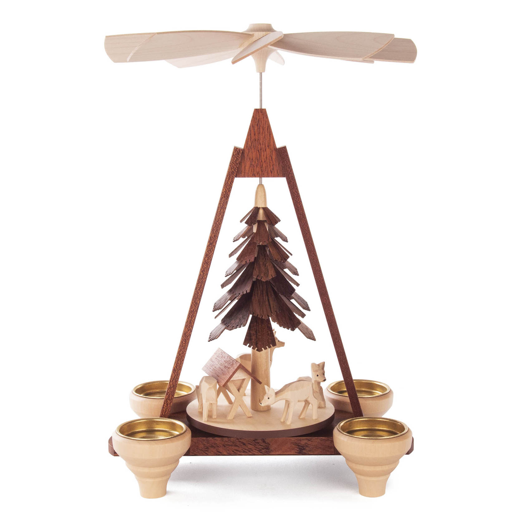 Ein hölzerner, dreieckiger Kerzenhalter in Form einer Pyramide mit geschnitzten Rehen und einem Baum in der Mitte; geeignet für 14mm Kerzen oder Teelichter.