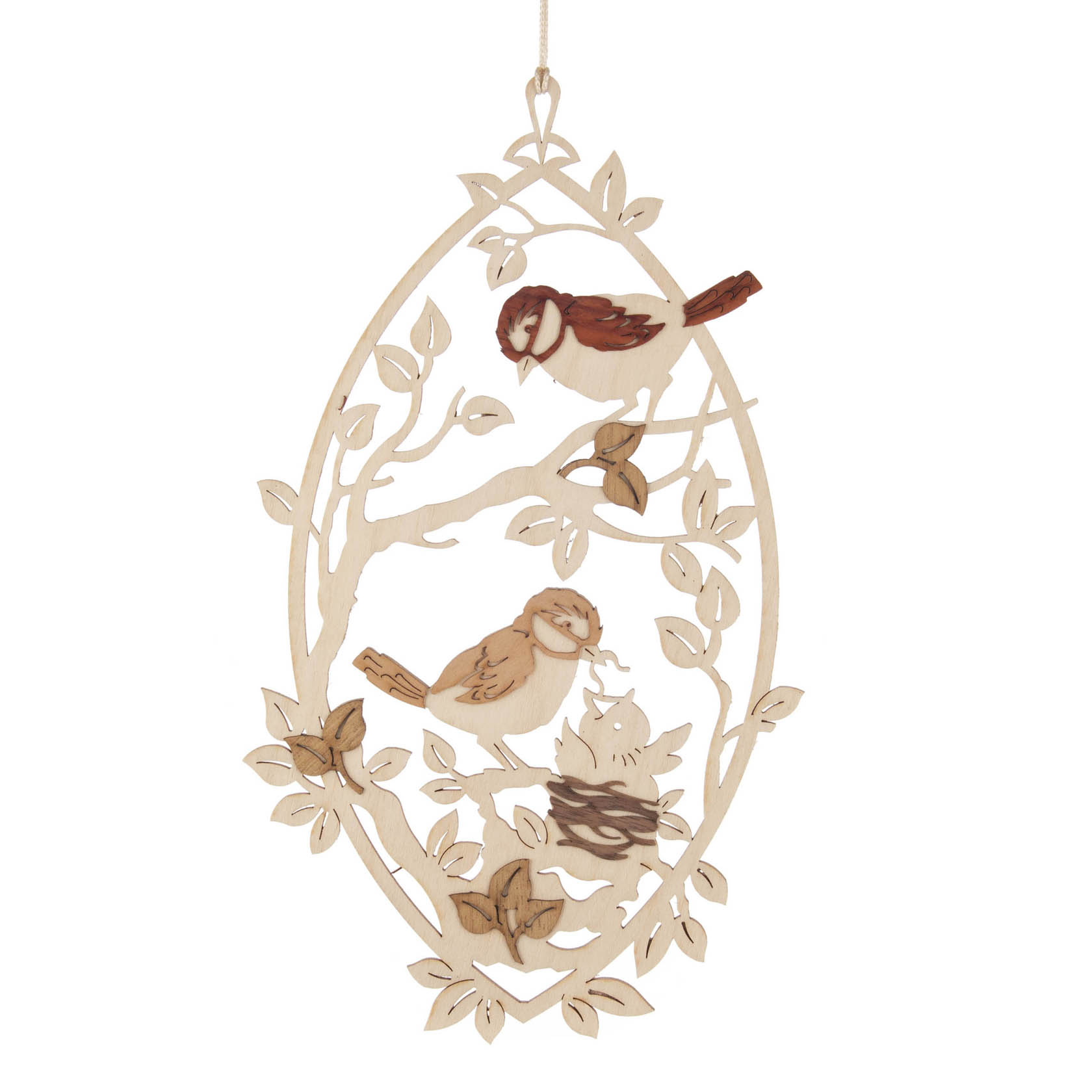 Dekoratives Fensterbild aus Holz zeigt zwei kleine Vögel und ein Vogelnest auf einem Ast, umgeben von Blättern in ovalem Rahmen. im Dregeno Online Shop günstig kaufen