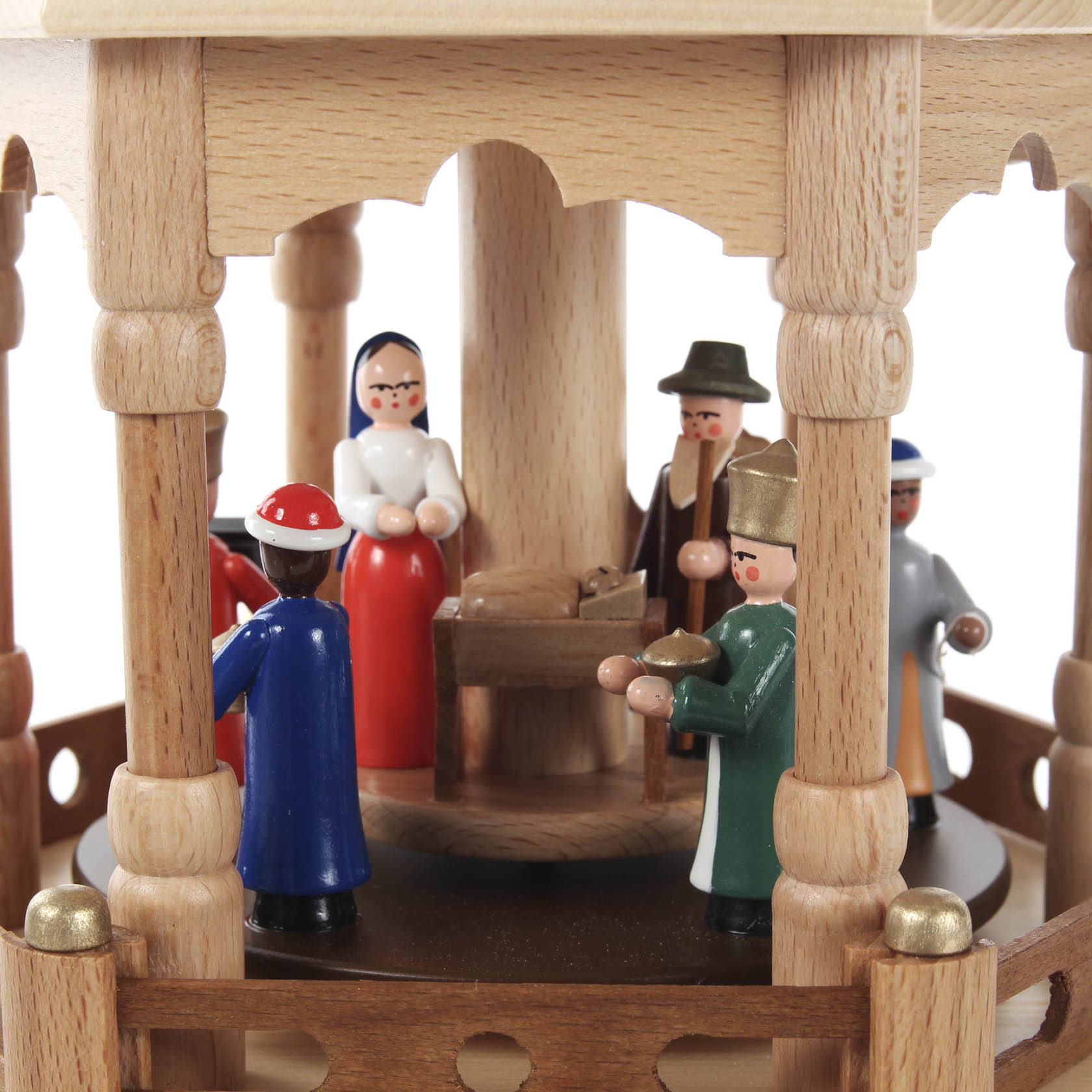 Detailaufnahme einer mehrstöckigen, farbigen Holzpyramide. Darstellung der Geburt Christi mit Figuren in traditioneller Kleidung um eine Krippe.