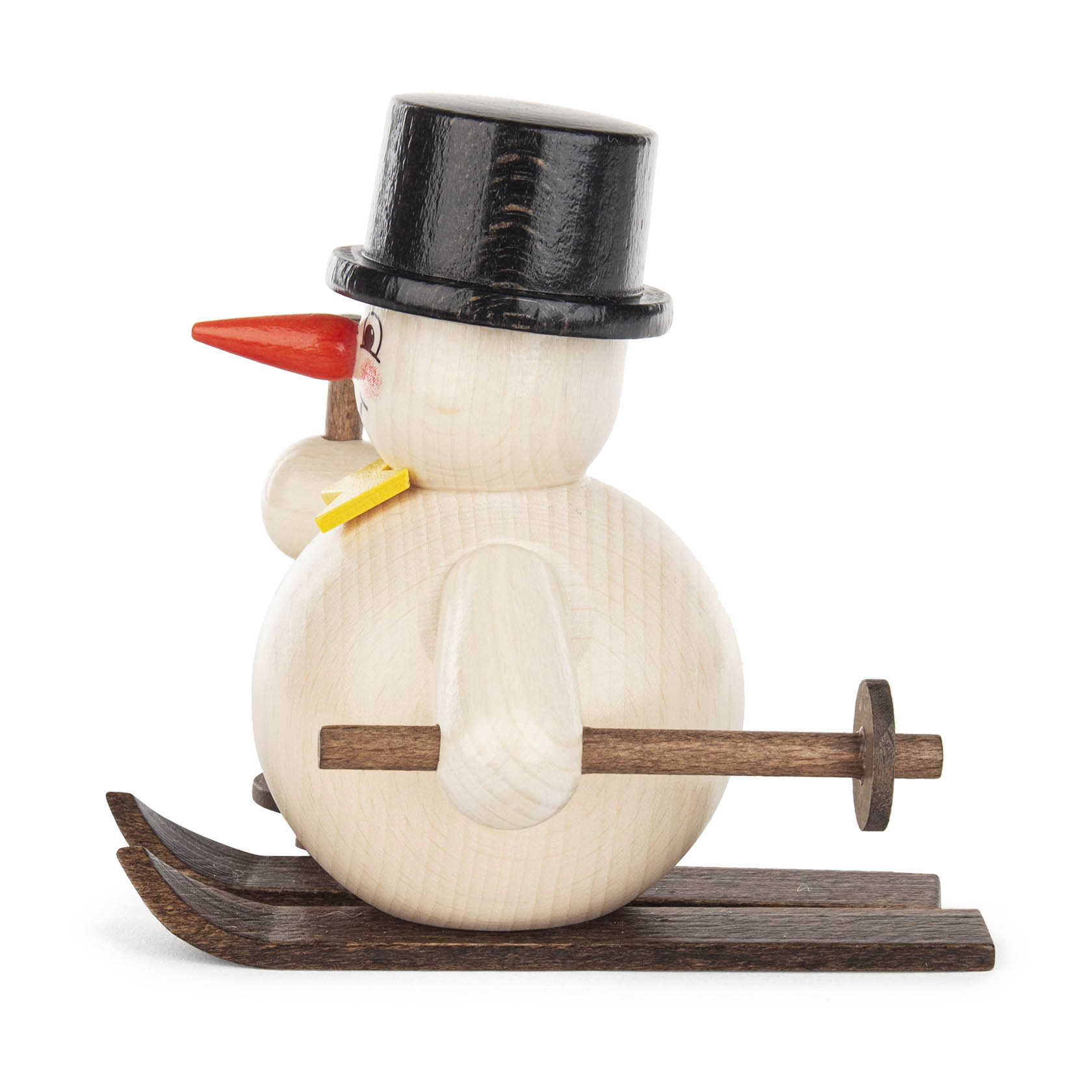 Holzfigur eines Schneemanns mit Zylinder, auf Skiern, mit orangefarbener Nase und gelbem Schal. Er hält einen Ski-Stock in der Hand.