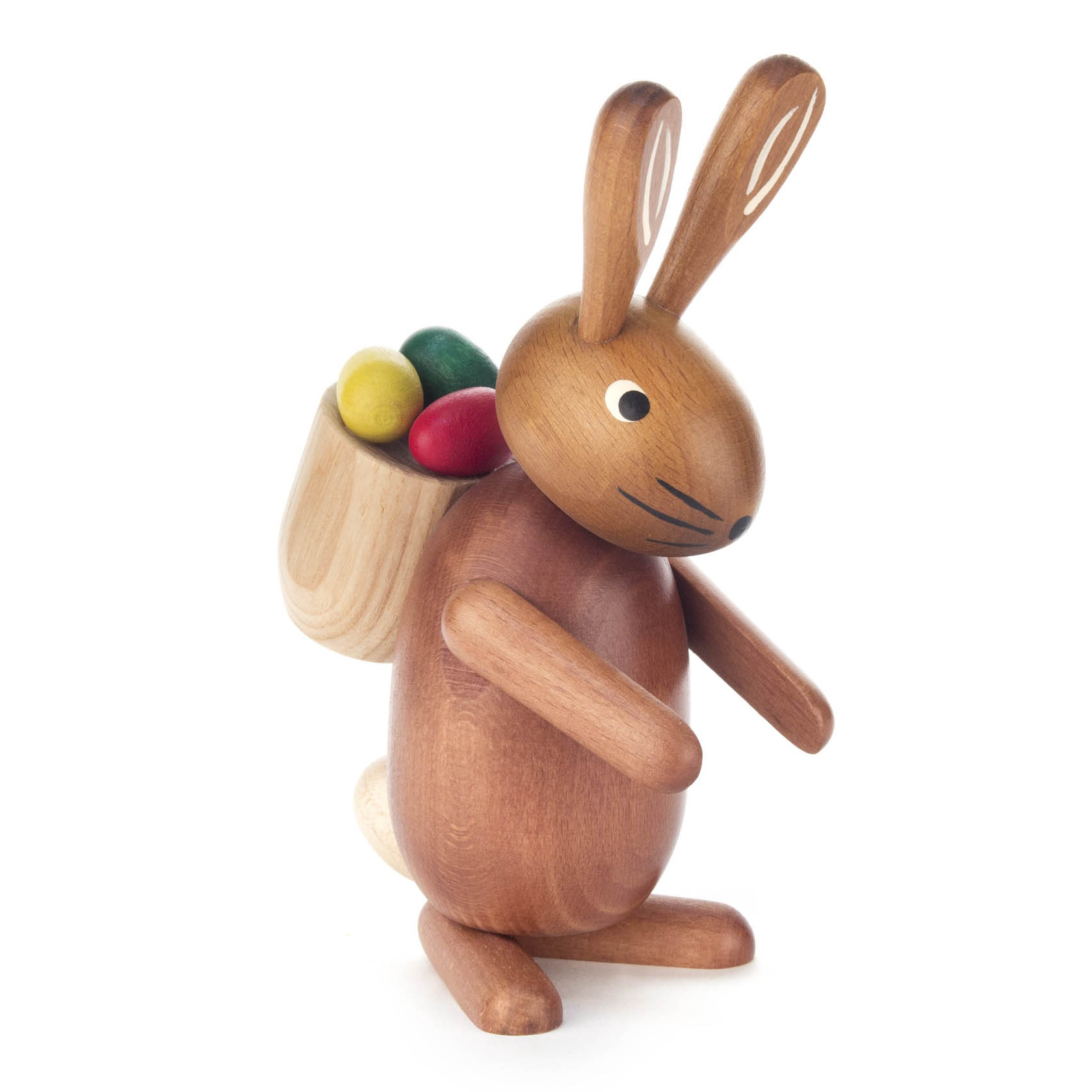 Holzhase in braun mit Korb auf dem Rücken, der bunte Ostereier enthält. im Dregeno Online Shop günstig kaufen