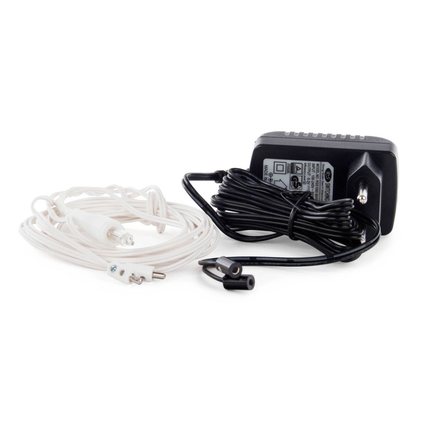Netzteil mit einem 6V/1000mA-Ausgang und daran angeschlossenem weißen Kabel für ein Beleuchtungsset in Form eines Sterns. im Dregeno Online Shop günstig kaufen