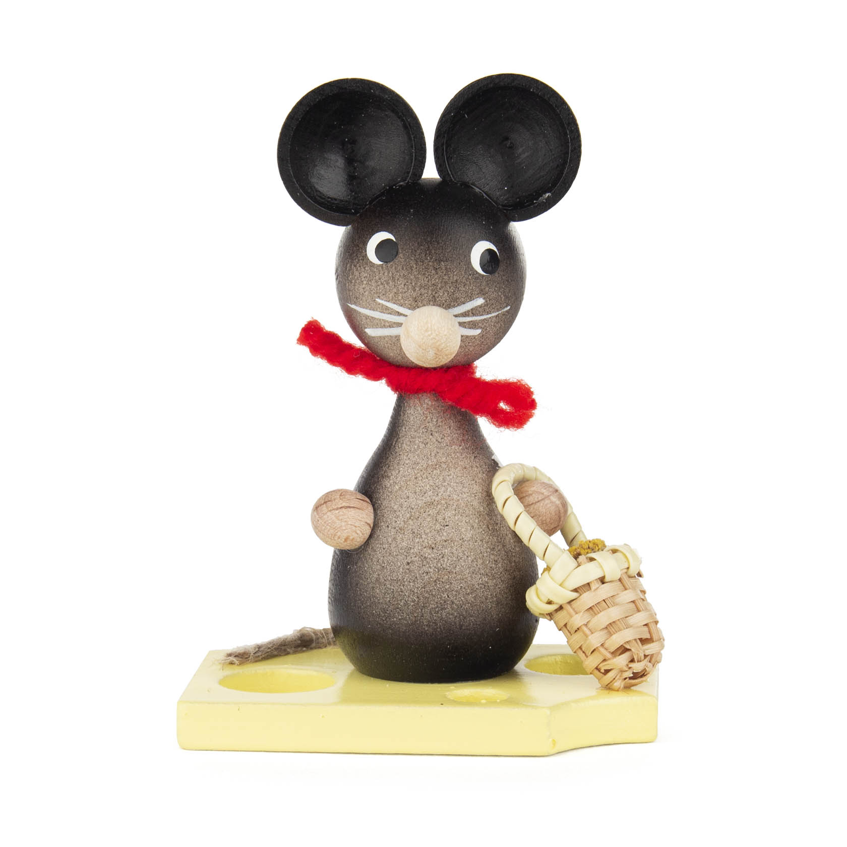 Holzfigur einer Maus mit rotem Schal und einem kleinen geflochtenen Blumenkorb, stehend auf einer gelben Plattform. im Dregeno Online Shop günstig kaufen