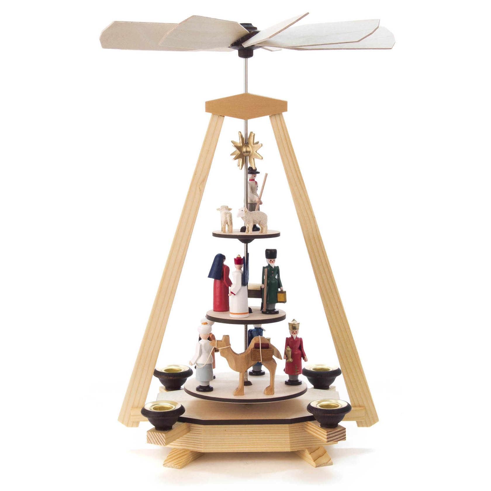 Dreistöckige Weihnachtspyramide mit Figuren der Geburt Christi, darunter Maria, Josef, das Jesuskind, die Heiligen Drei Könige, ein Kamel und ein Hirte.