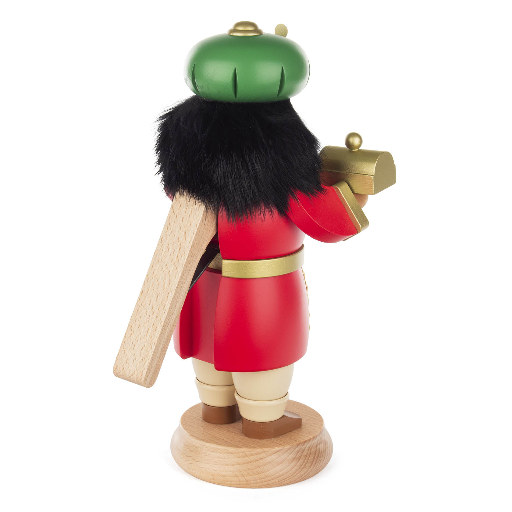 Ein 25 cm großer rauchender Nussknacker, namens 'Balthasar', aus der Serie 'RauchKnacker - Die Drei Weisen'. Er trägt einen roten Mantel und hält eine goldene Schachtel.