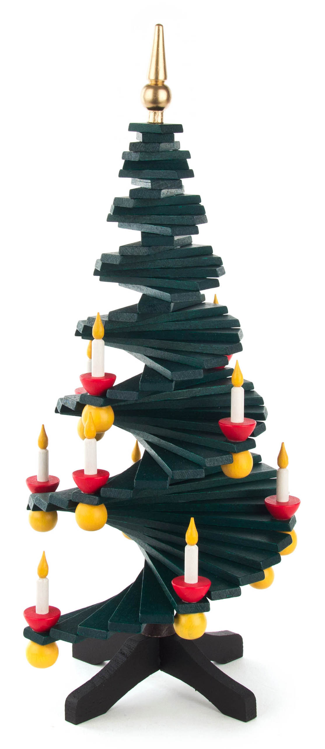 Ein Stufenbaum aus Holz in Spiralform, mit grünen Stufen auf denen rote Kerzenhalter mit weißen Kerzen und goldenen Kugeln stehen, gekrönt von einer goldenen Spitze.