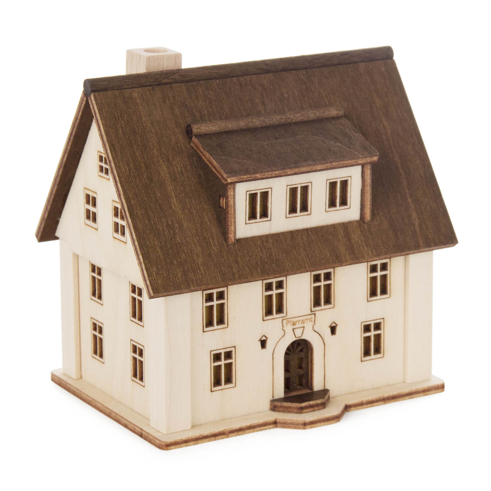Ein hölzernes Modell eines Pfarrhauses mit mehreren Fenstern und einem detaillierten Eingang. Das Dach ist steil und mit einem kleineren Dachfenster versehen. im Dregeno Online Shop günstig kaufen
