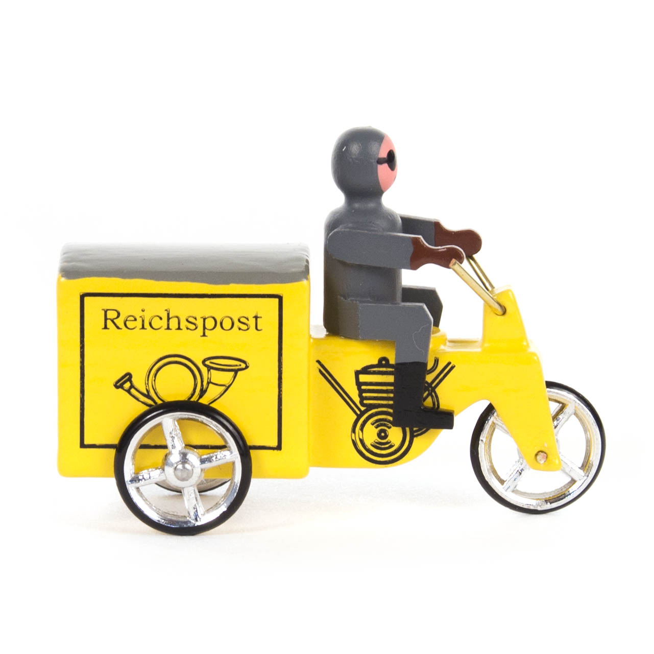 Miniatur-Dreirad in Gelb mit der Aufschrift 'Reichspost' und dem Posthorn-Symbol. Der Fahrer trägt graue Kleidung und einen Helm.